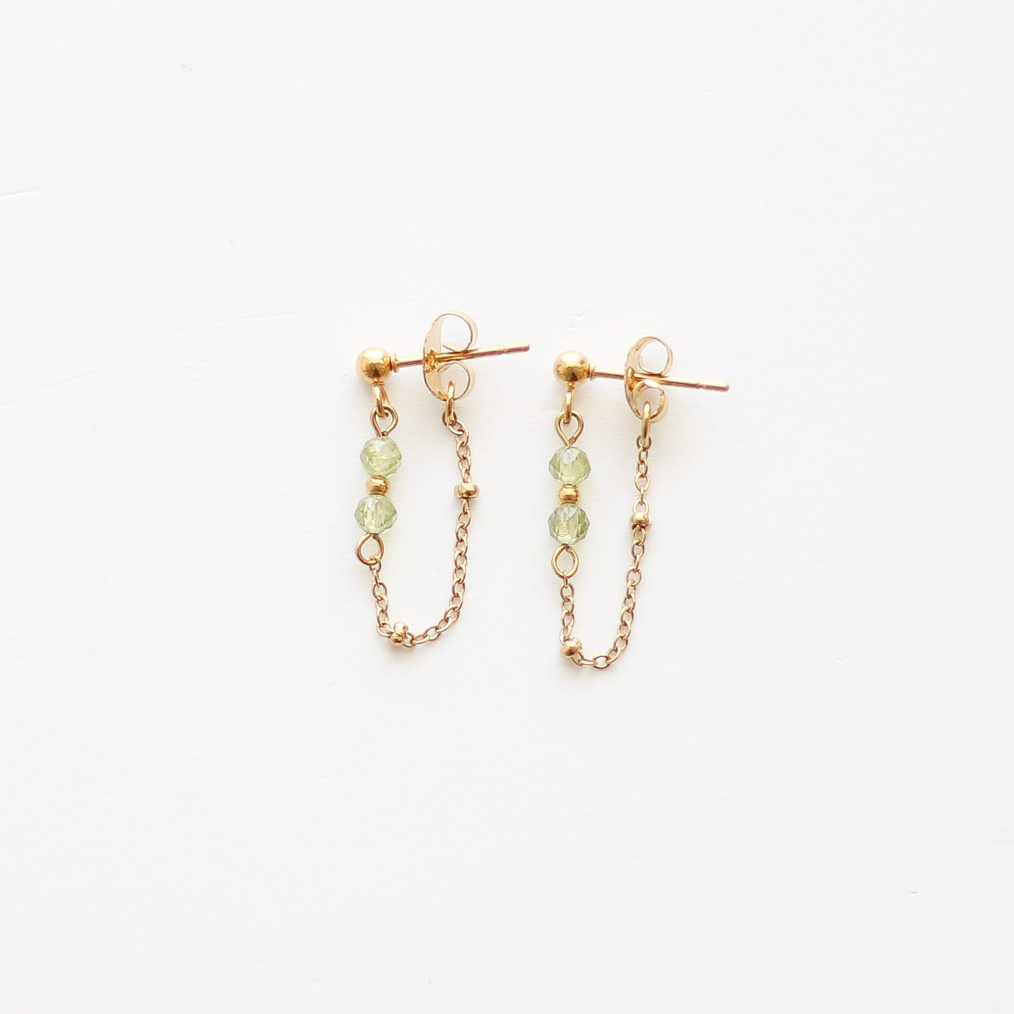 Boucles d'oreilles en péridot vert à chaîne, création faite main.