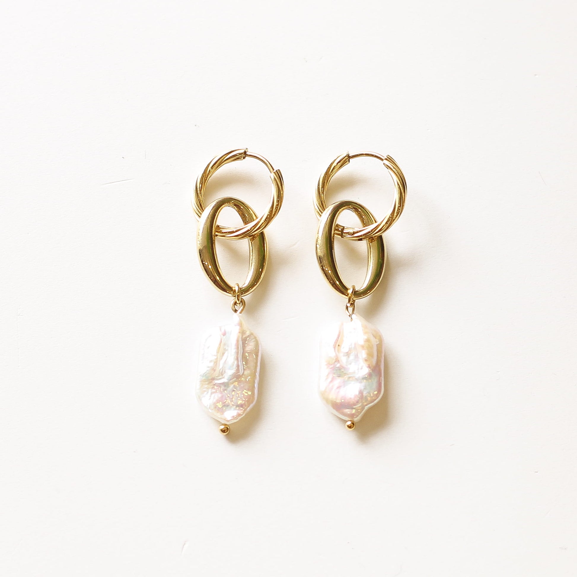 Boucles anneaux Nacre pendante, création Mahny bijoux pierres semi-précieuses.