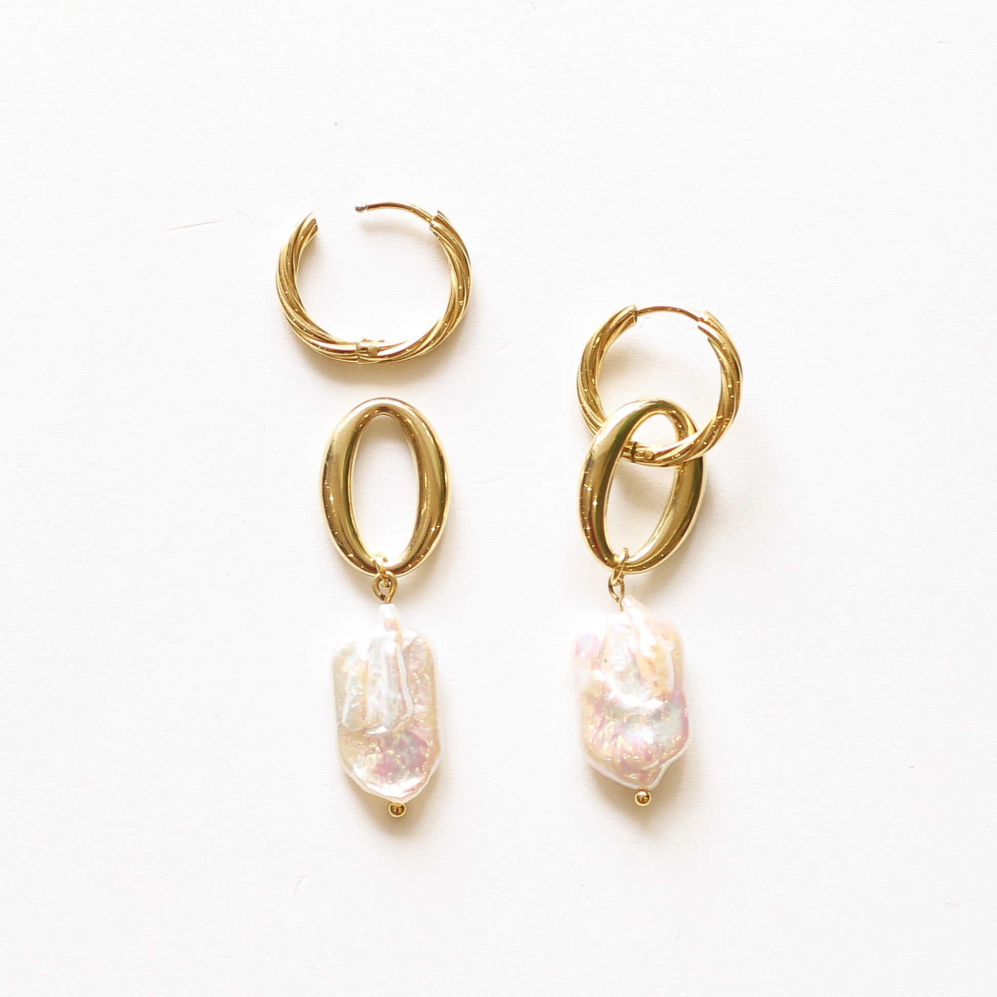Boucles anneaux Nacre pendante, détail des pierres, pierre véritable, signé Mahny.