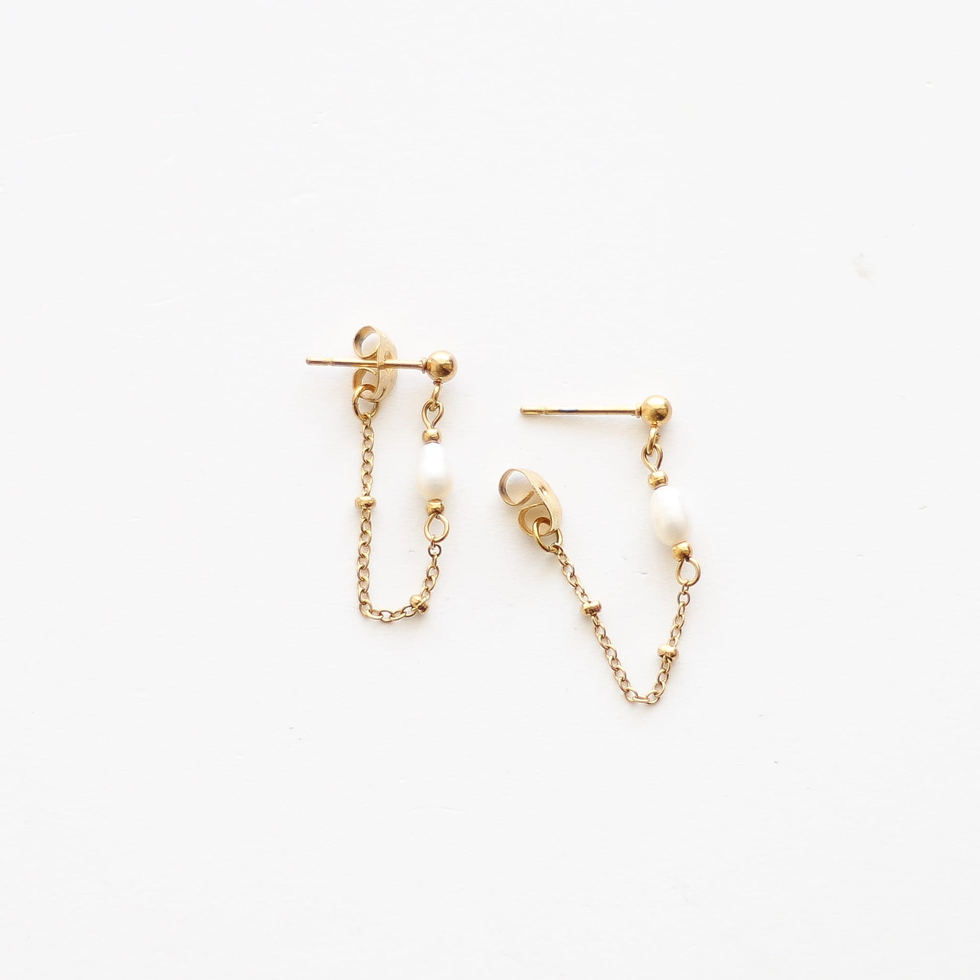 Boucles d'oreilles en perle d'eau douce à chaîne, création faite main.