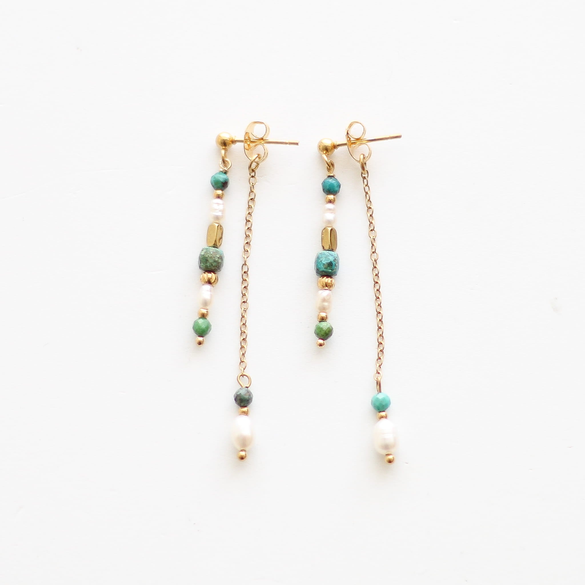 Boucles d'oreilles en turquoise à chaîne, acier inoxydable doré.
