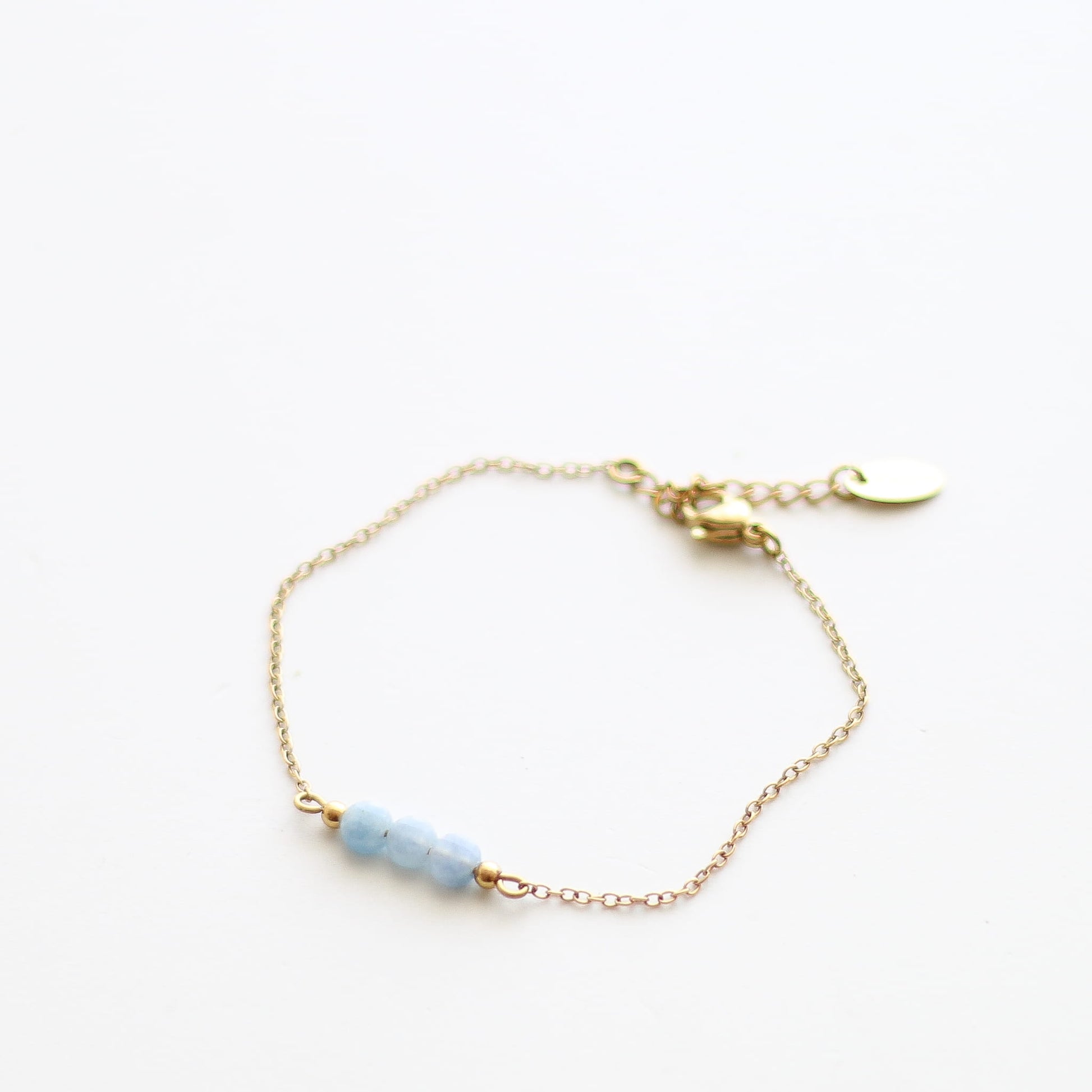 Bracelet en aigue-marine sur chaîne acier inoxydable.