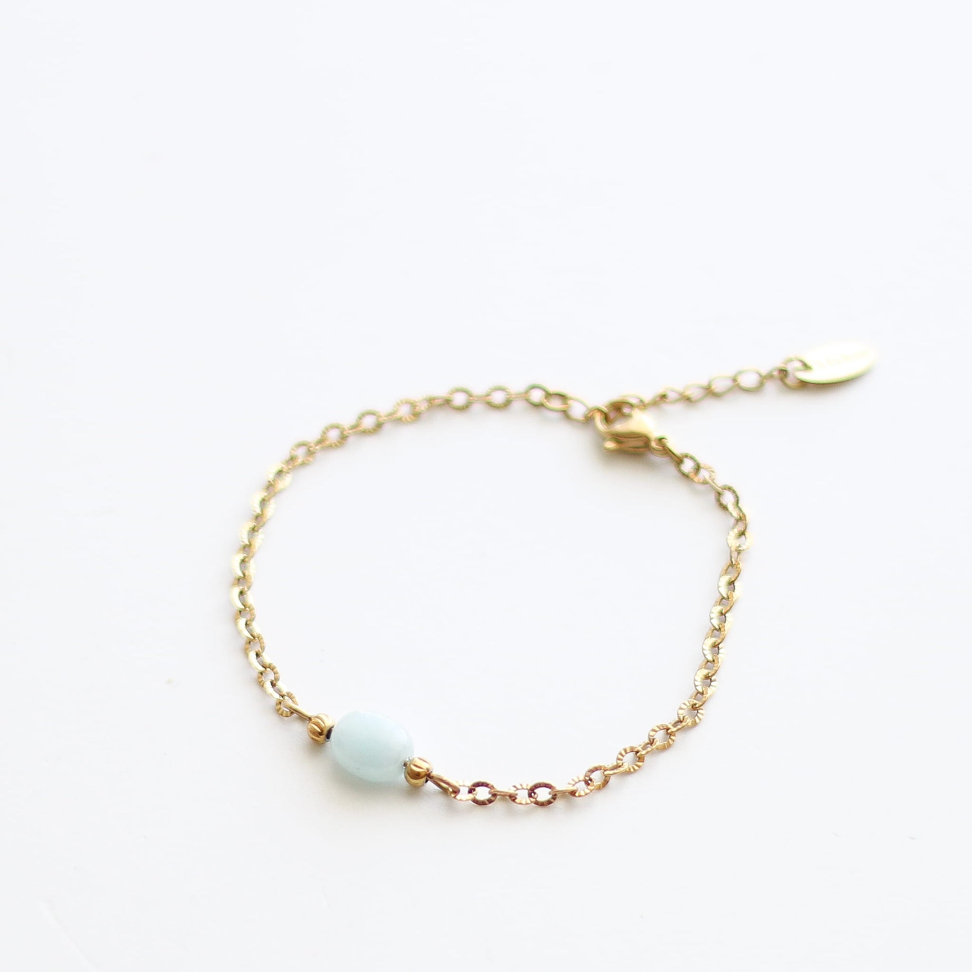 Bracelet en aigue-marine sur chaîne acier inoxydable.