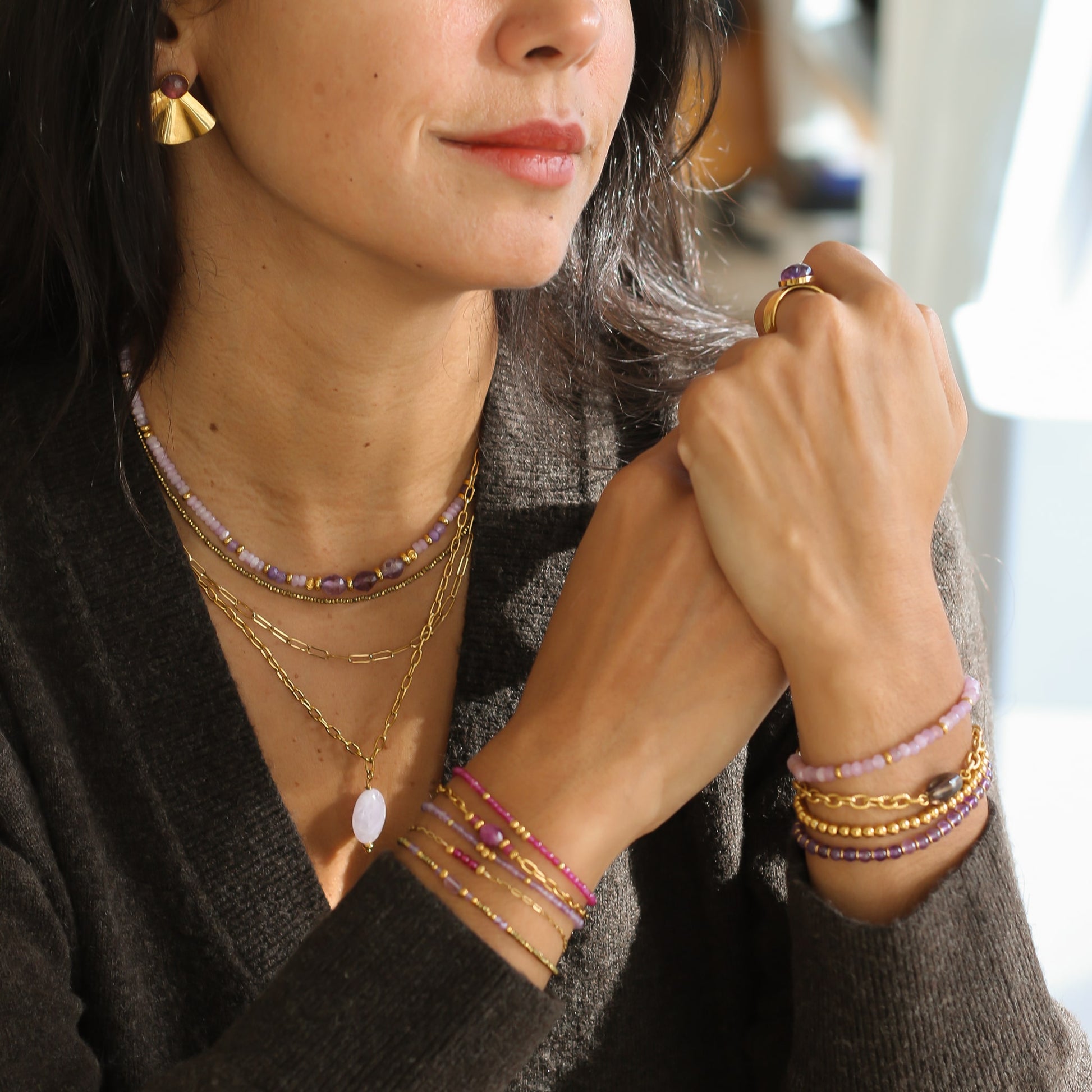 Bracelet en Améthyste à superposé avec des chaines dorées et pierres roses