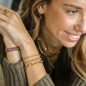 Bracelet doré en chaine épaisse à porter en layering avec des perles 