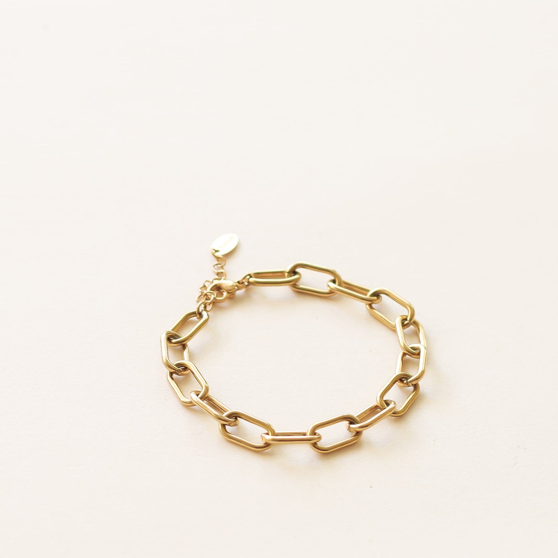 Bracelet en chaine épaisse dorée au style minimaliste 