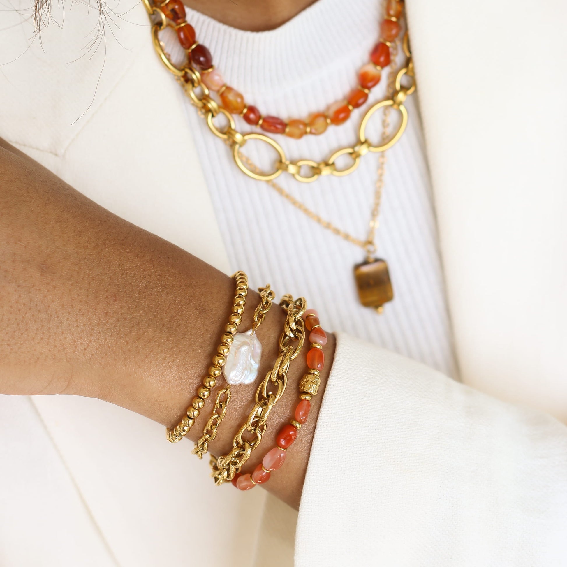 Bracelet perles dorées, détail de la chaîne dorée, Mahny bijoux pierres naturelles.