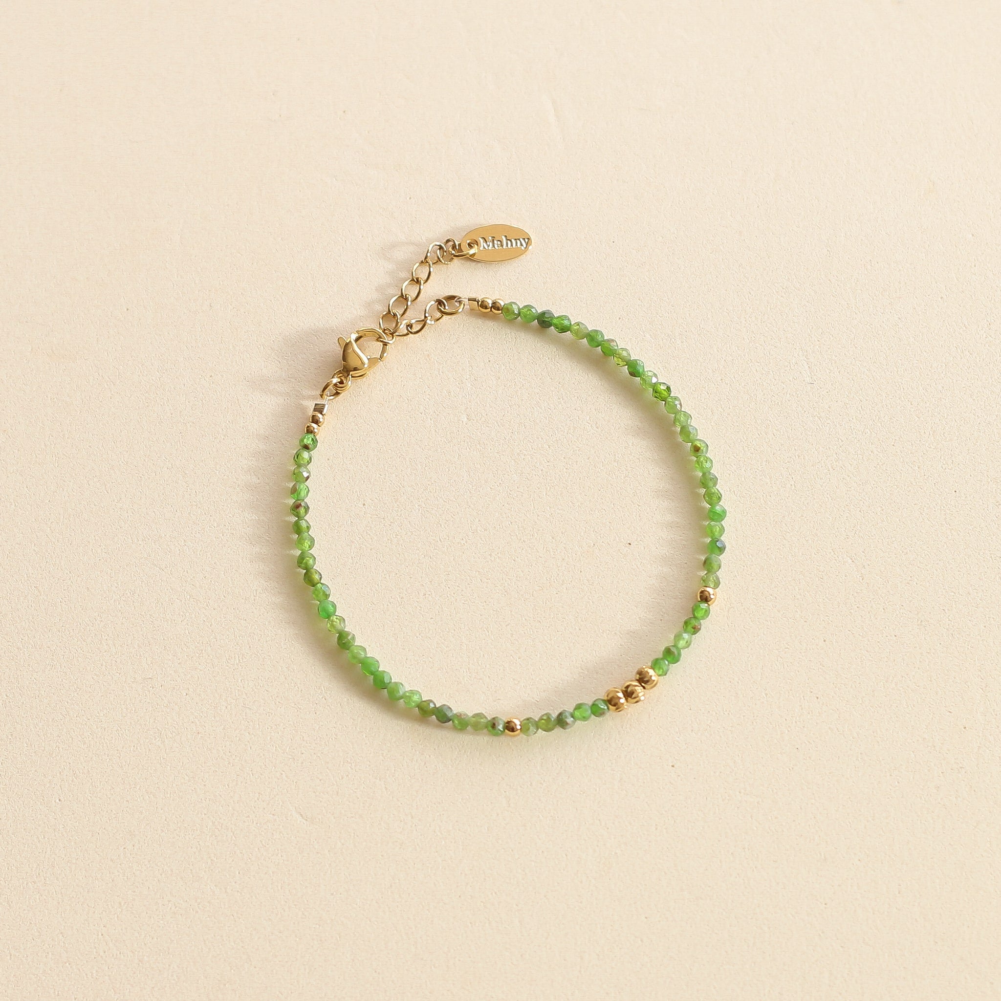 Bracelet perlé en Diopside verte avec des billes dorées