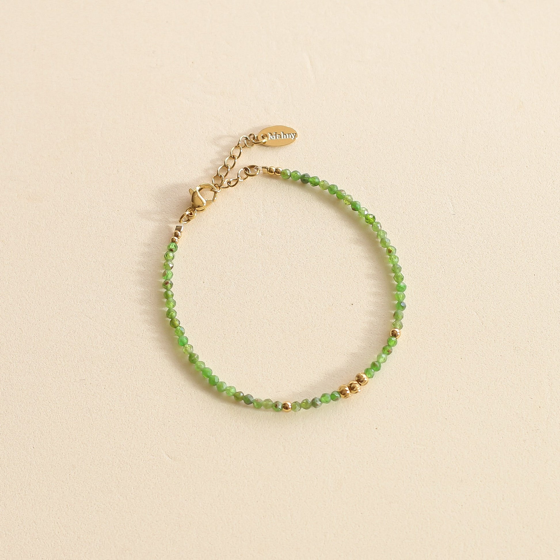 Bracelet perlé en Diopside verte avec des billes dorées