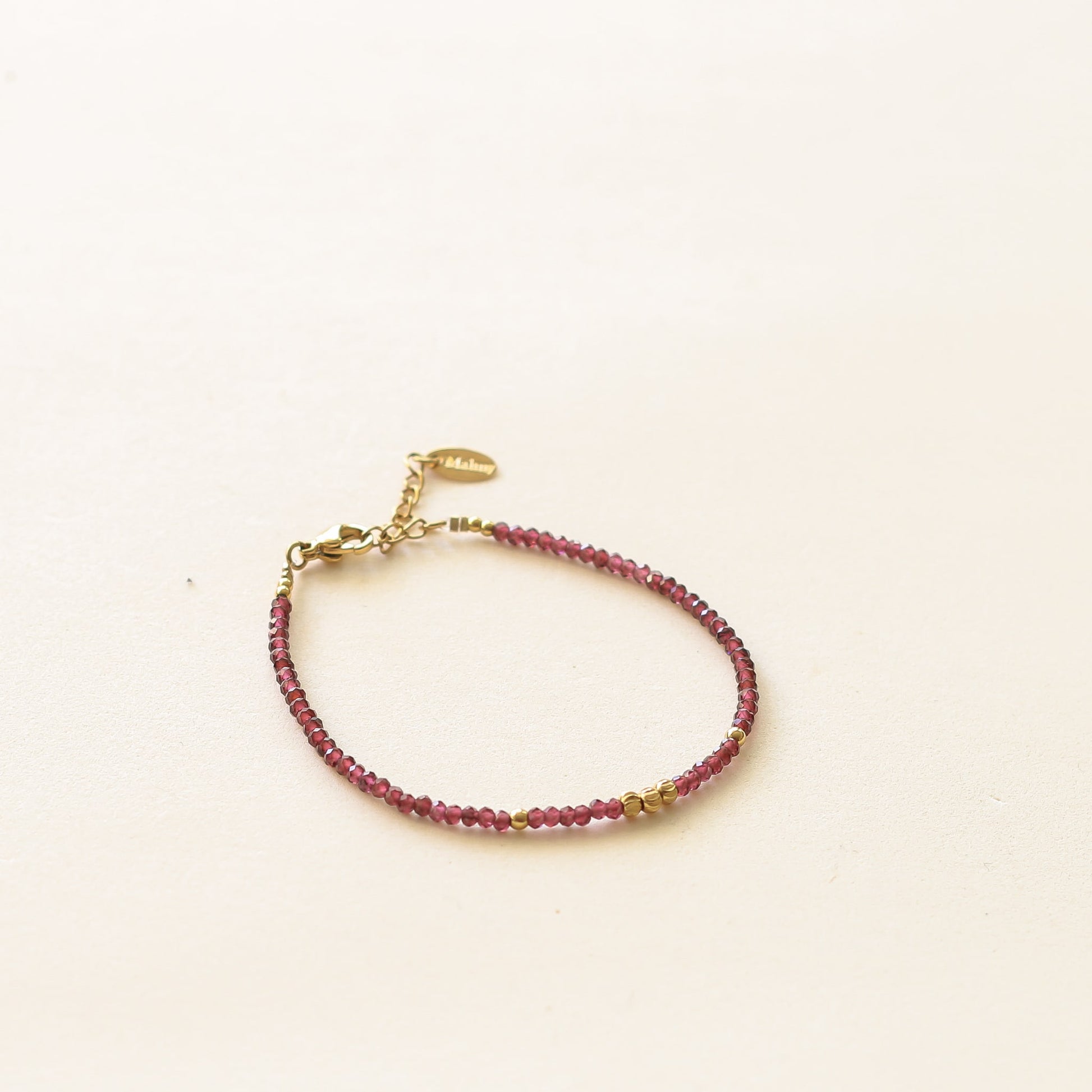 Bracelet perlé Grenat orangé aux teintes rouges avec perles dorées 