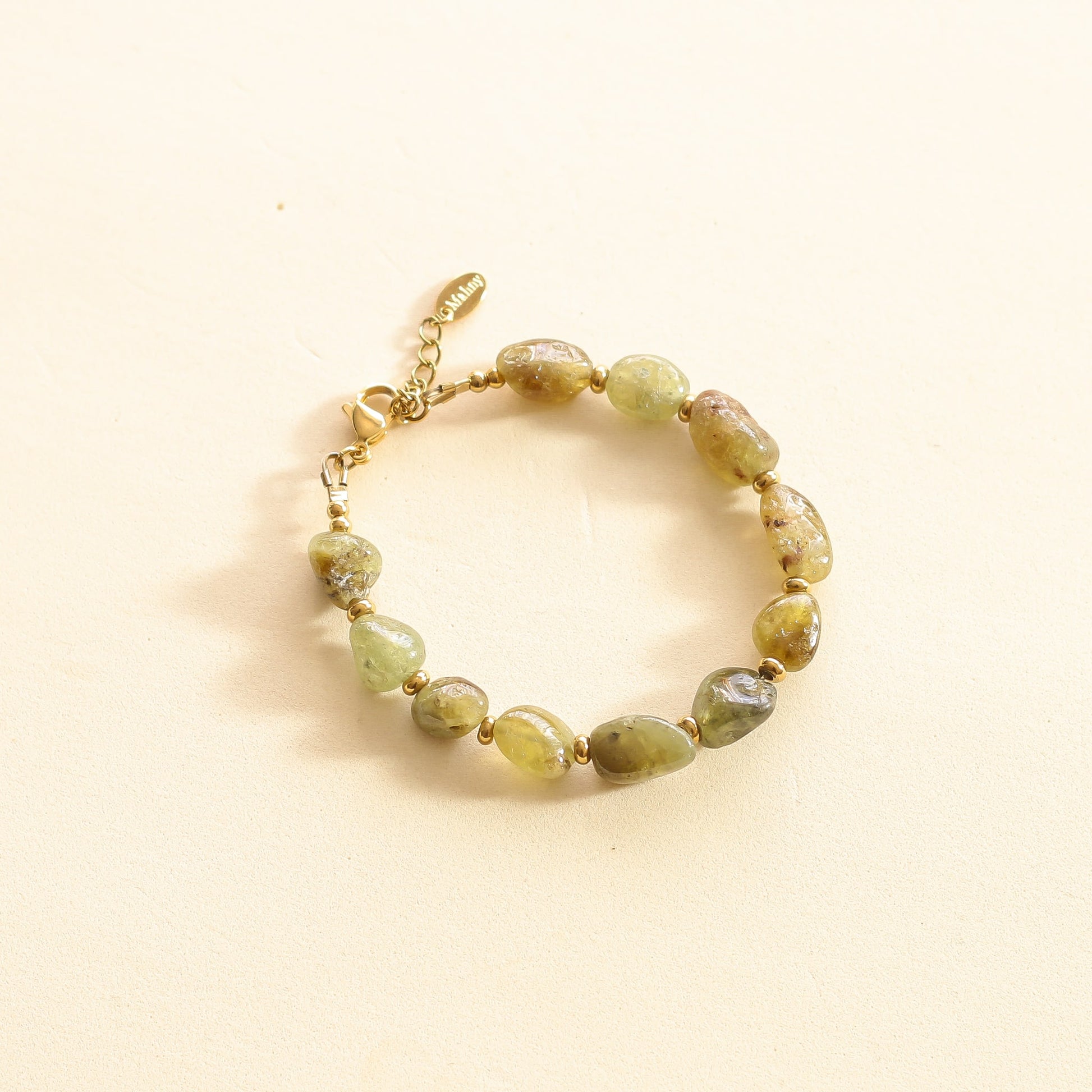 Bracelet en pierre de Grenat Vert et détails dorés