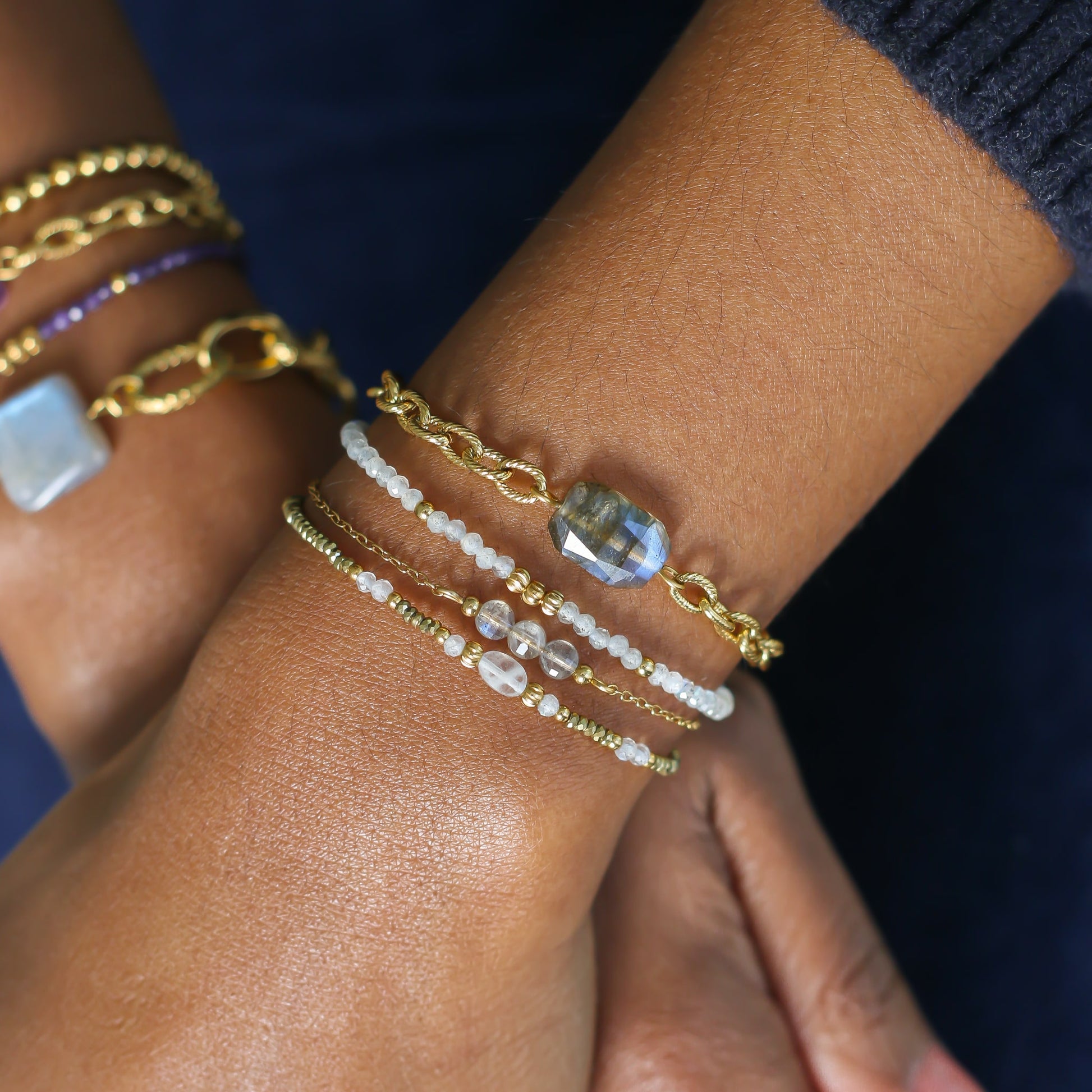 Bracelet perlé Labradorite à porter avec des bracelets chaines dorés