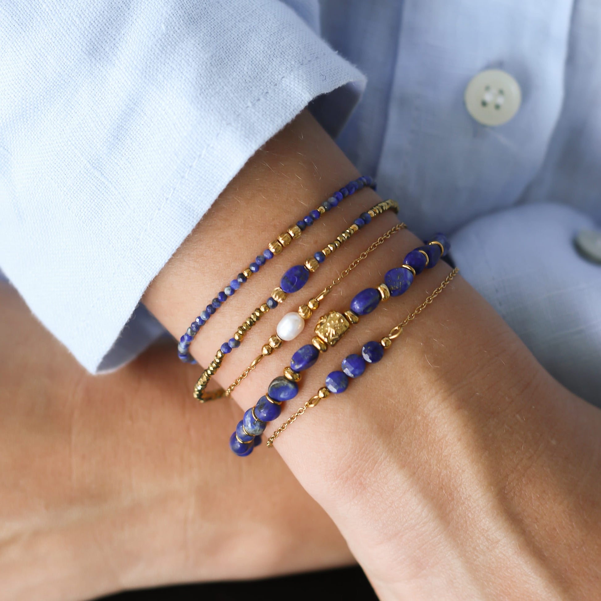 Bracelet Lapis Lazuli pierre, vue de profil, Mahny bijoux pierre fine.