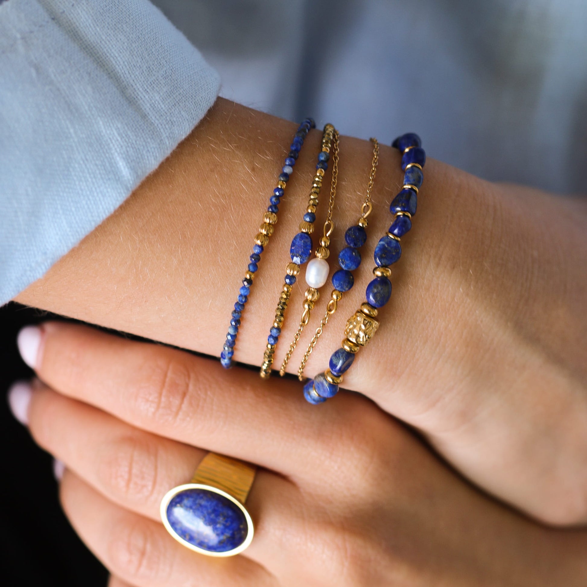 Bracelet Lapis Lazuli 3 perles, détail du fermoir signé Mahny, bijou en pierres naturelles, Paris.