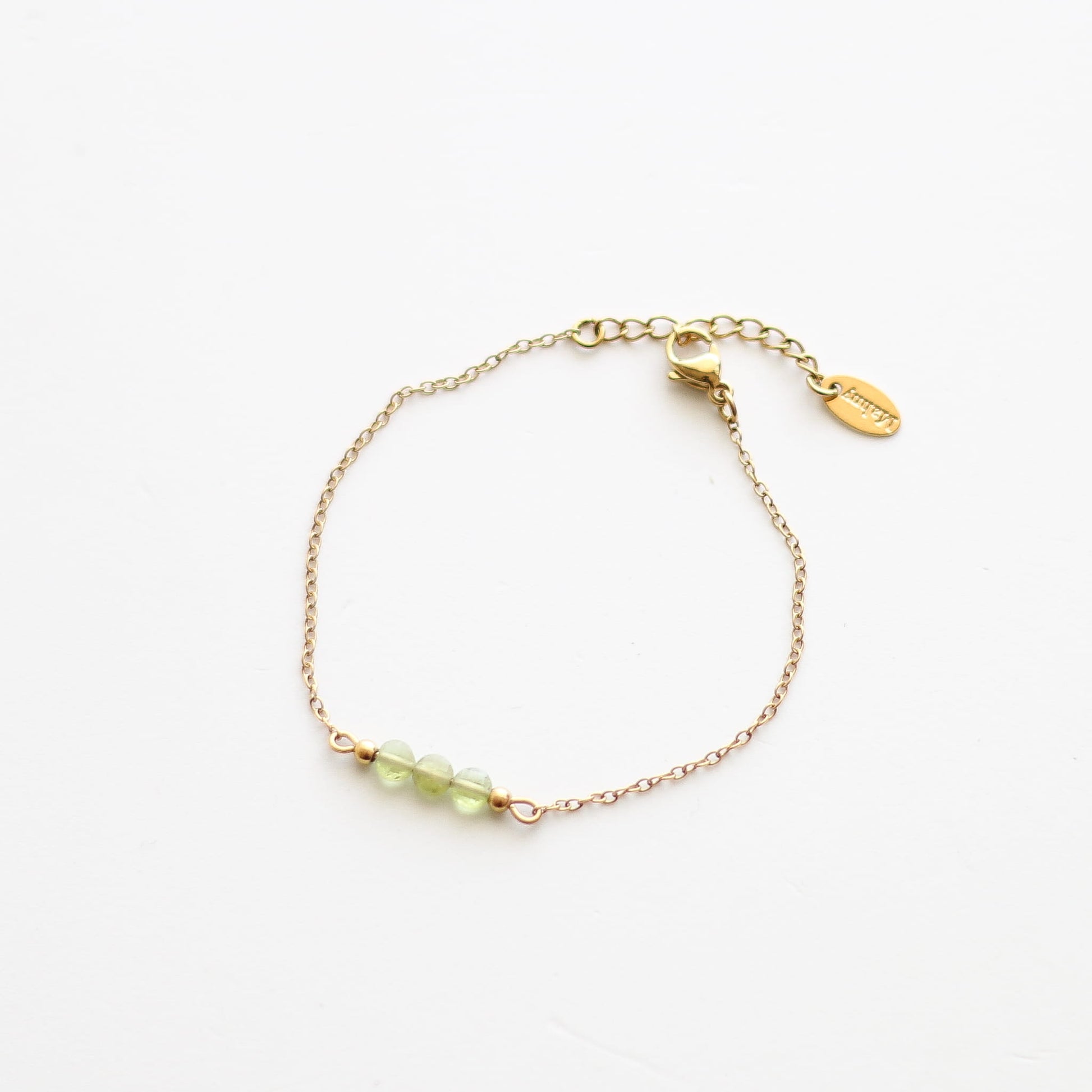 Bracelet en péridot vert sur chaîne acier inoxydable.