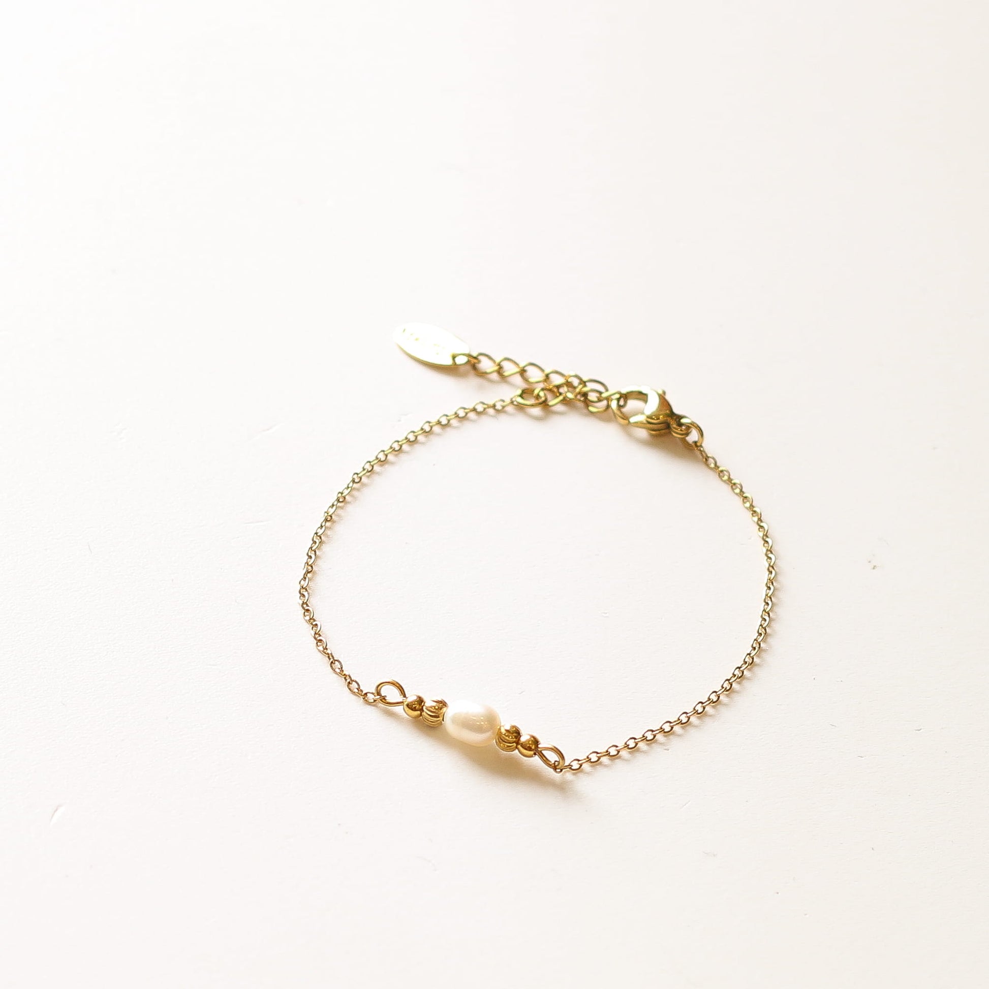 Bracelet perle d'eau douce fin, détail des pierres, pierre véritable, signé Mahny.