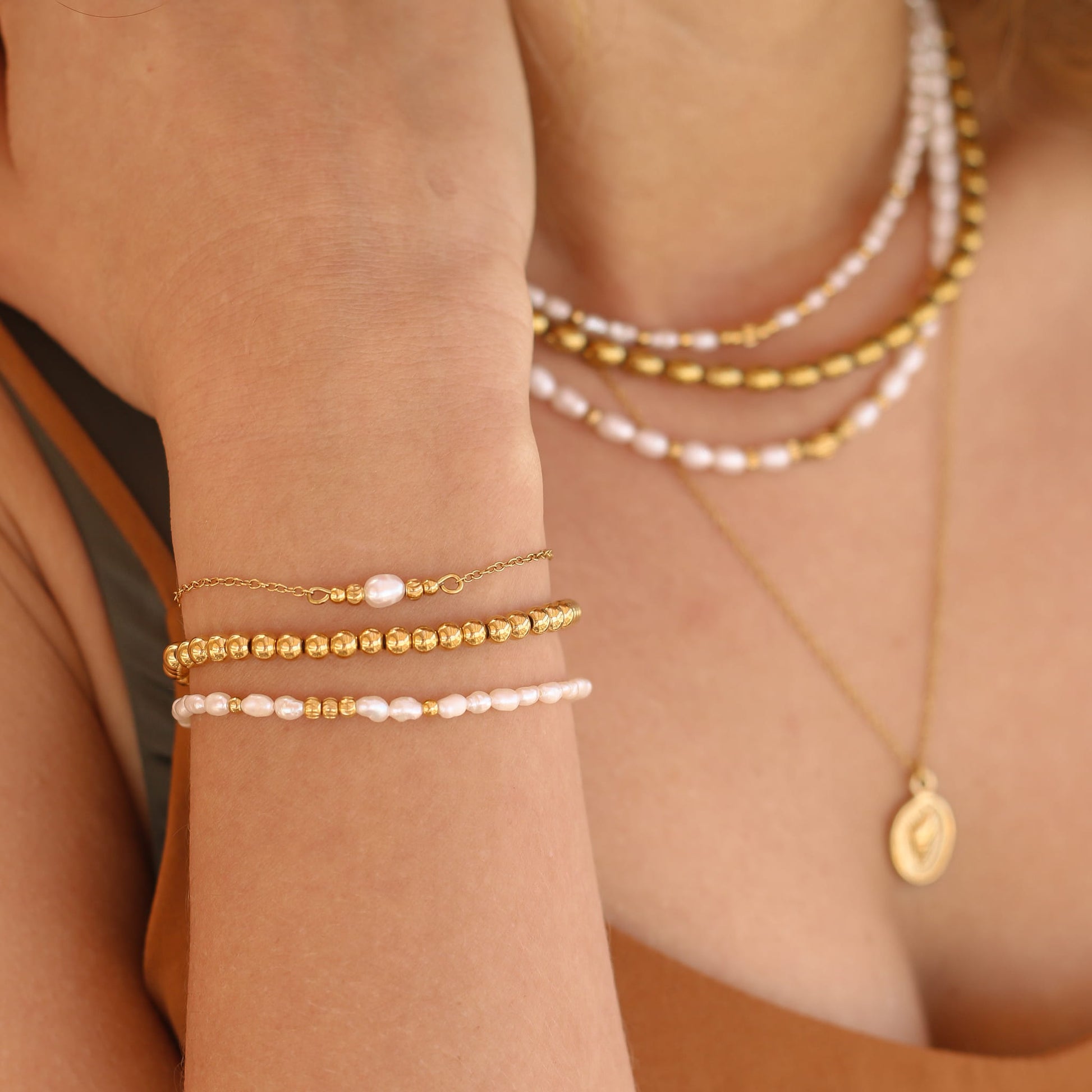 Bracelet en perle d'eau douce, création faite main.