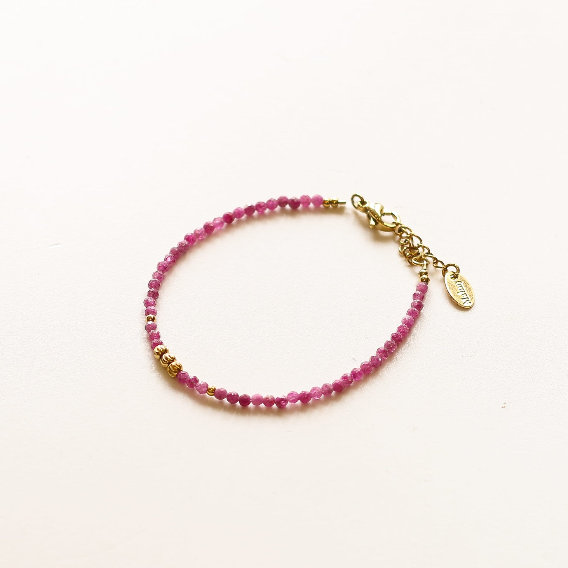 Bracelet Rubis perlé fin, vue rapprochée, Mahny pierres assemblées main, Paris.