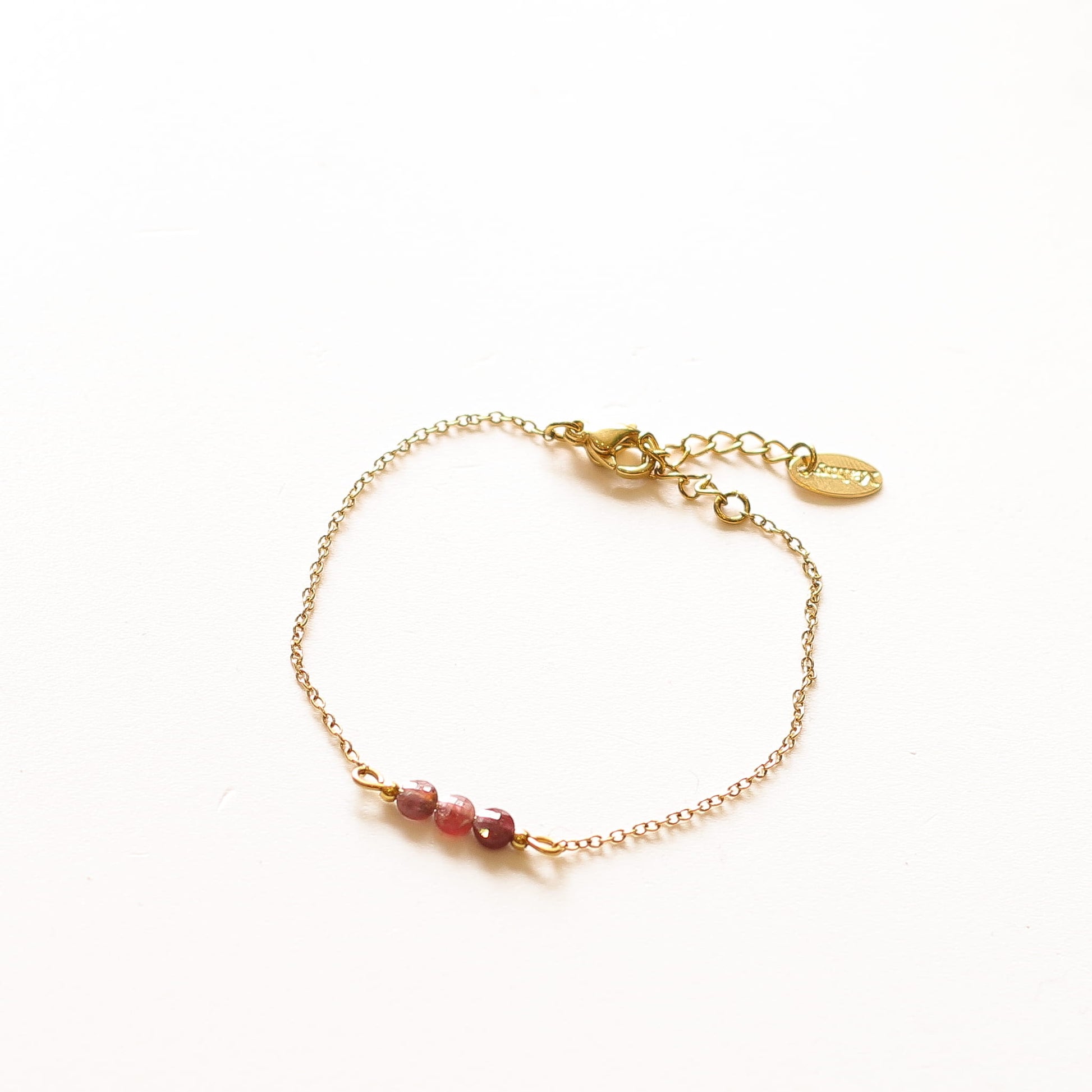 Bracelet Cordiérite rouge 3 perles, détail des pierres, création Mahny bijoux pierres semi-précieuses.