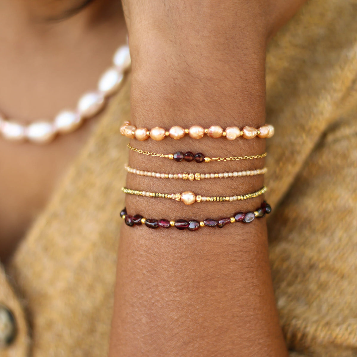 Bracelet Perle d'eau douce orangée hématite dorée