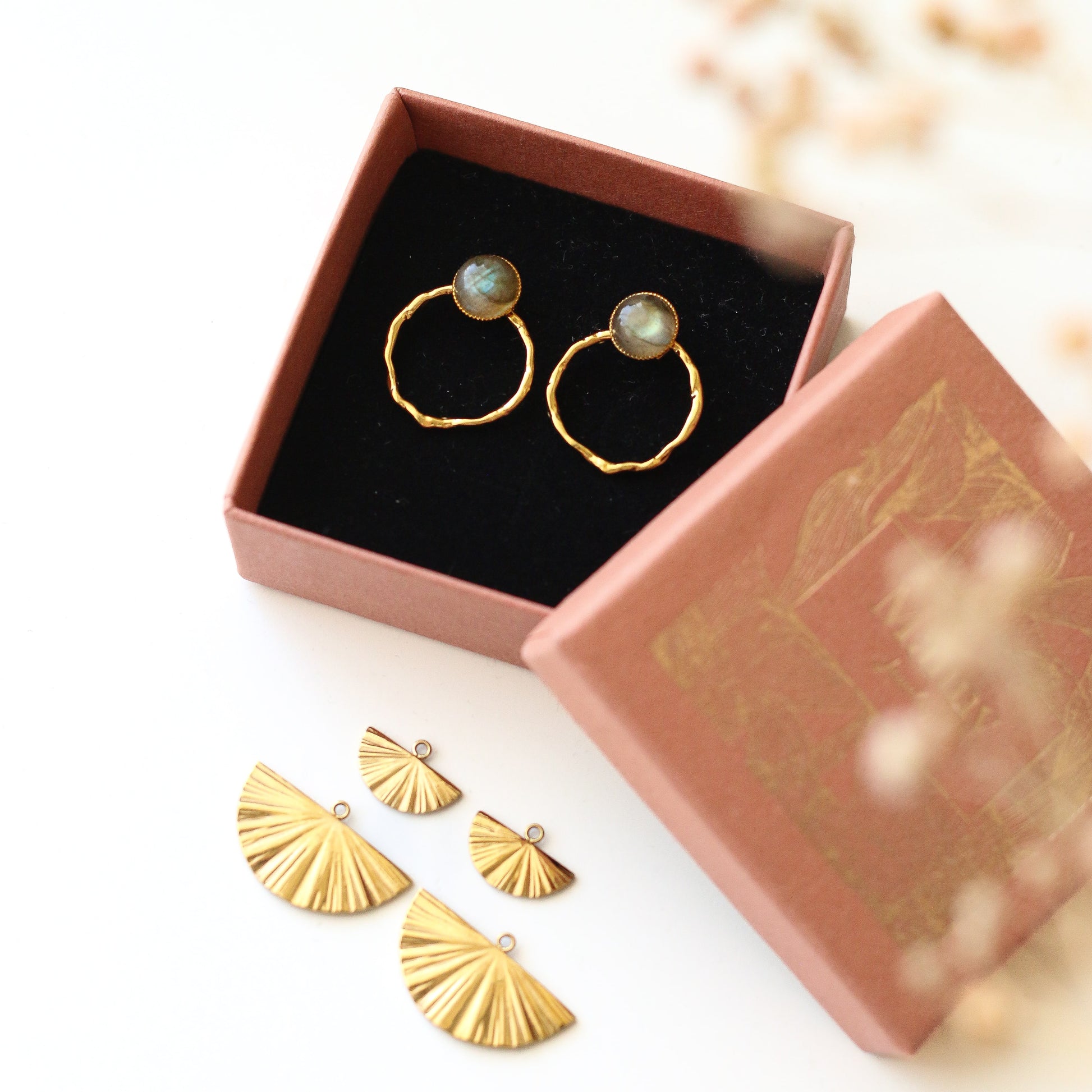 1. Coffret boucles Pampilles interchangeables - Mahny Jewelry