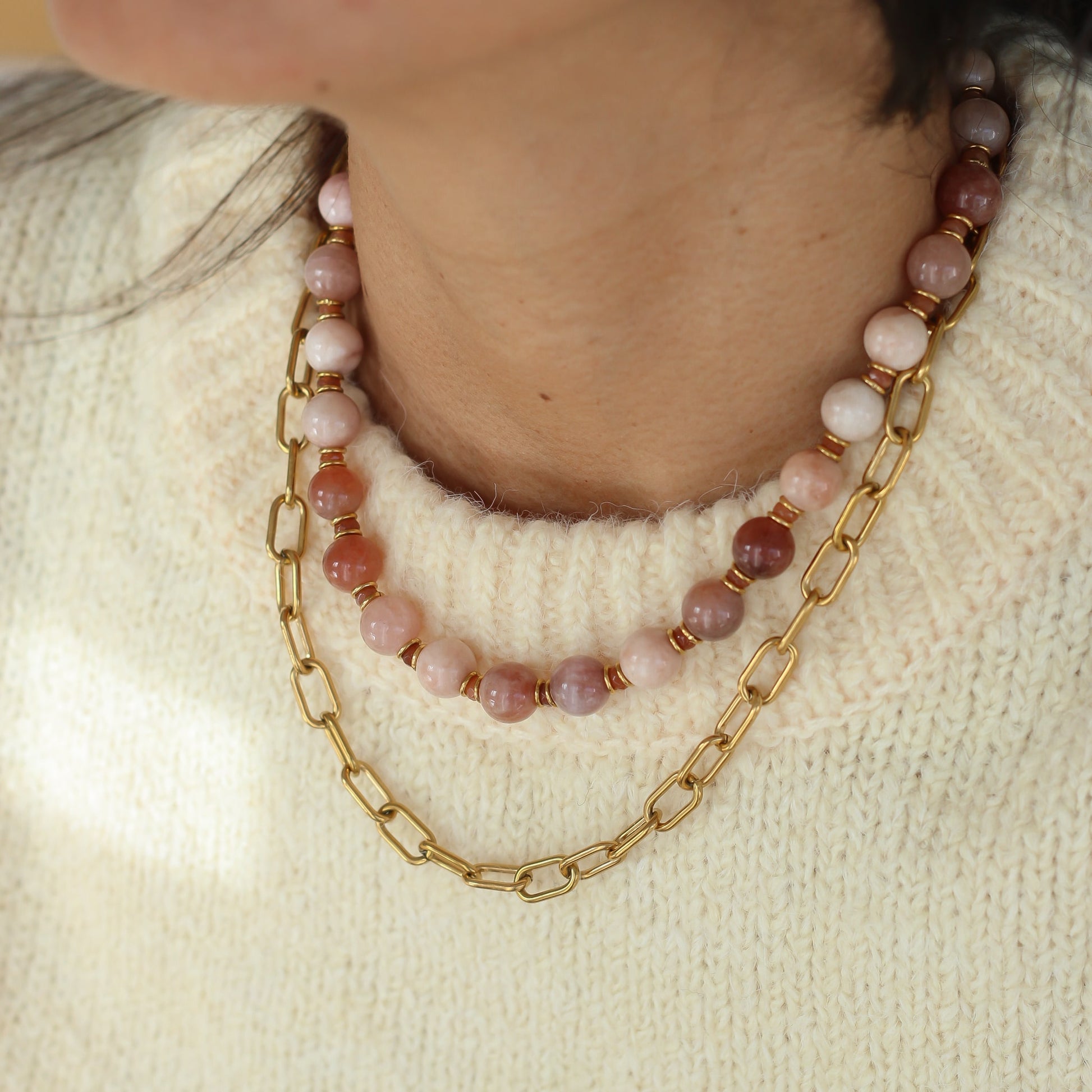 collier en perles d'Agate et d'Aragonite teintées assemblé à la main à Paris