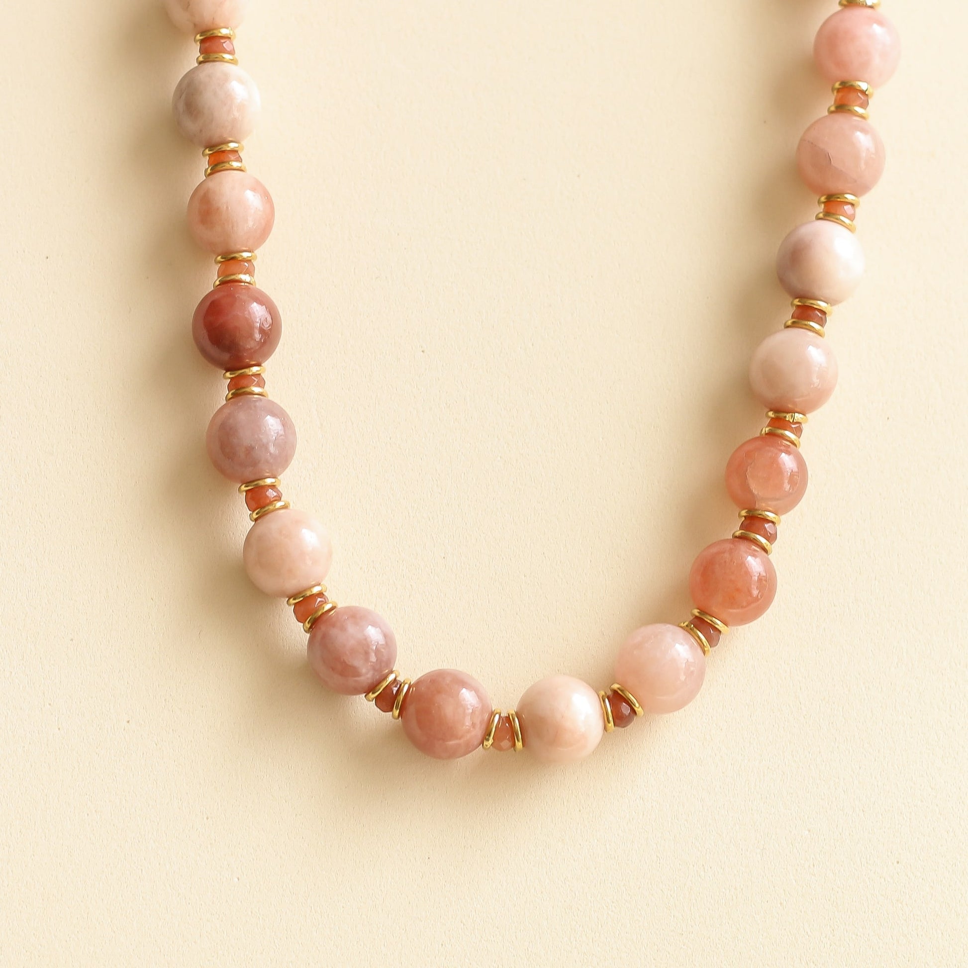 Collier Billie en Aragonite et Agate teintée perlé