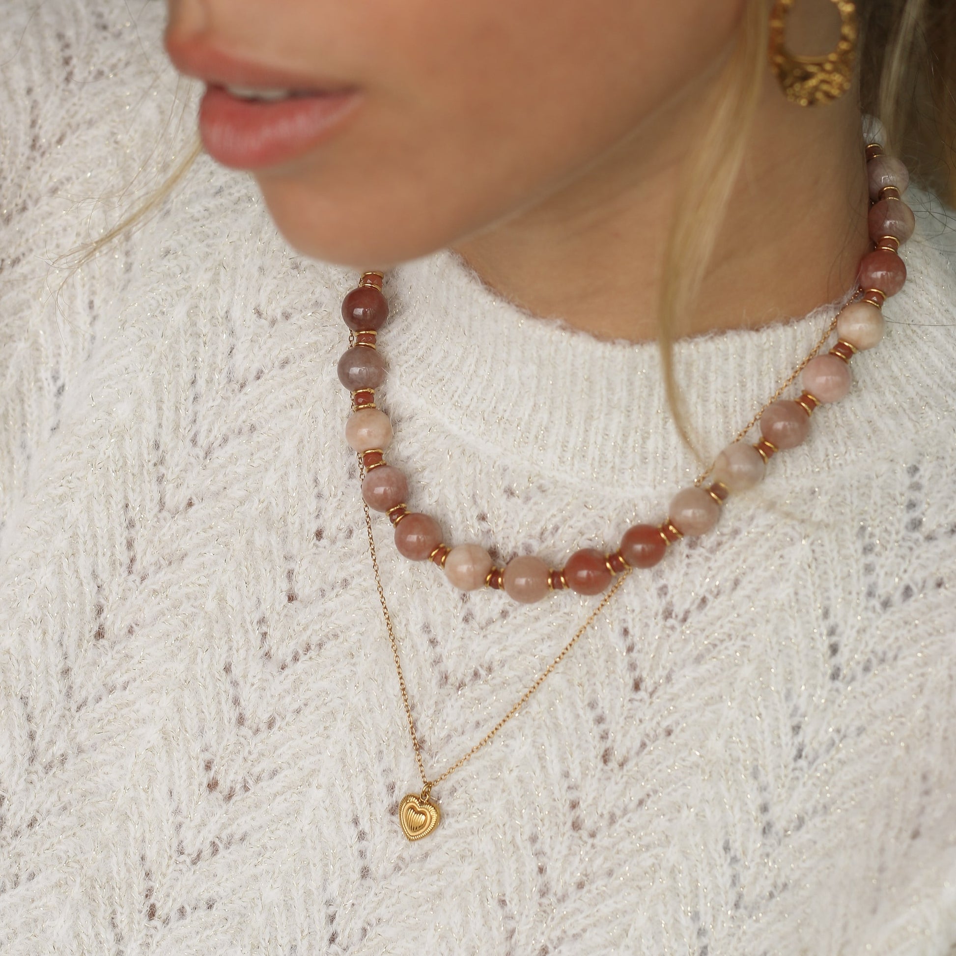 collier en perles oranges et roses d'Aragonite et d'Agate teintée aux détails dorés