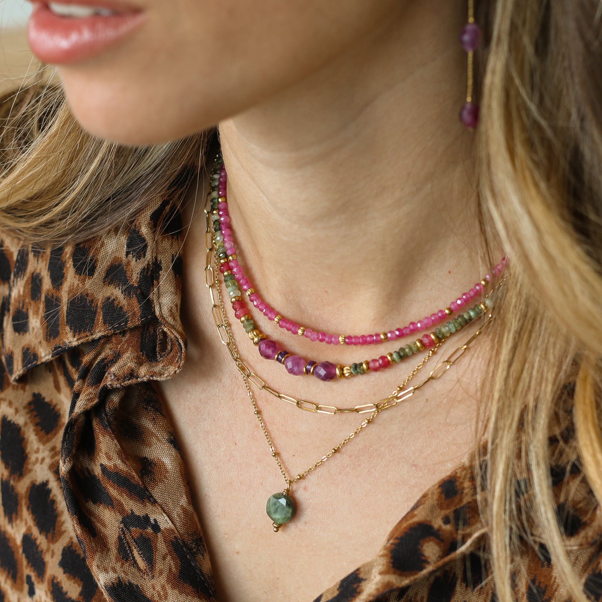 collier monté à la main en perles d'Agate fuschia 