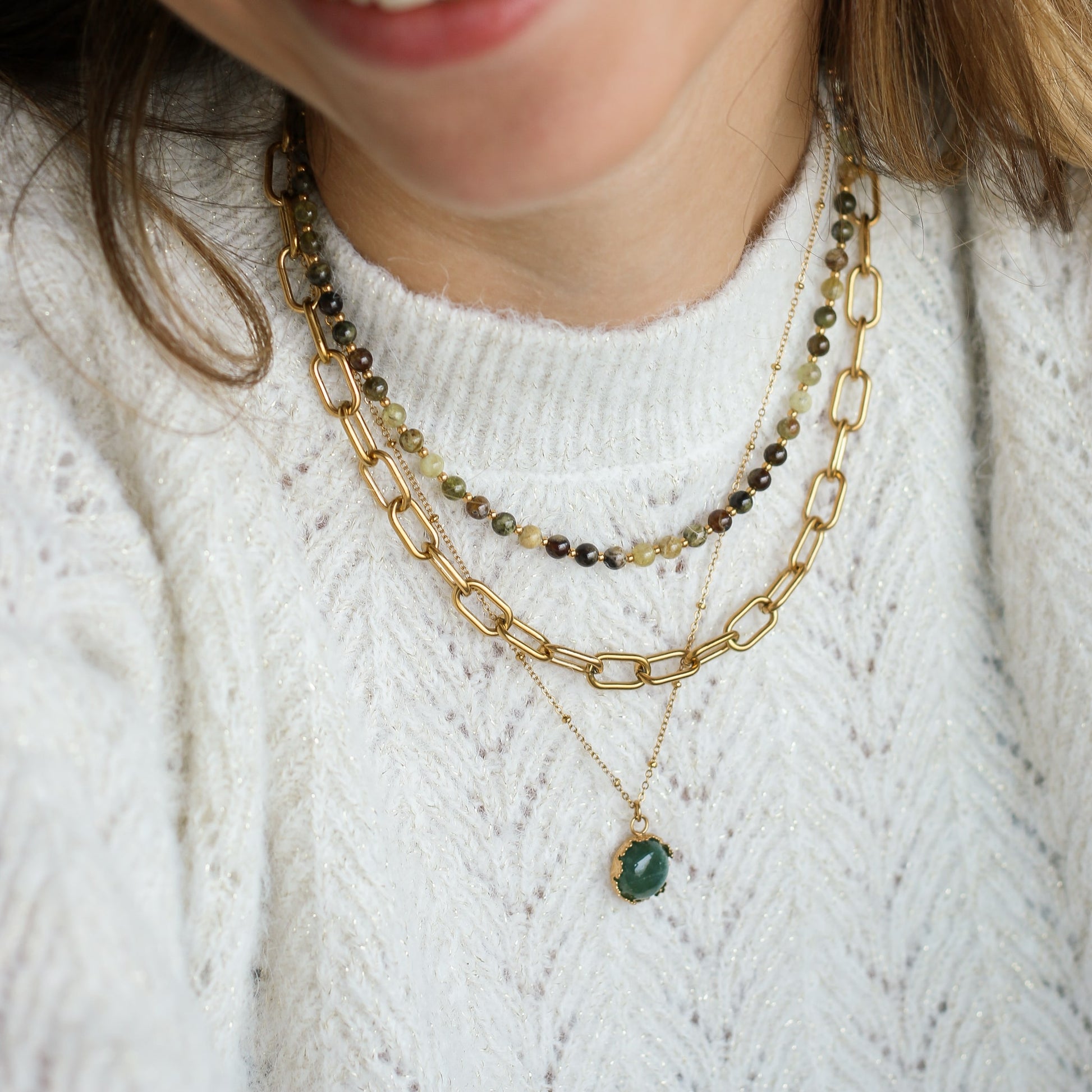 collier avec une chaine dorée et un pendentif en Agate mousse 