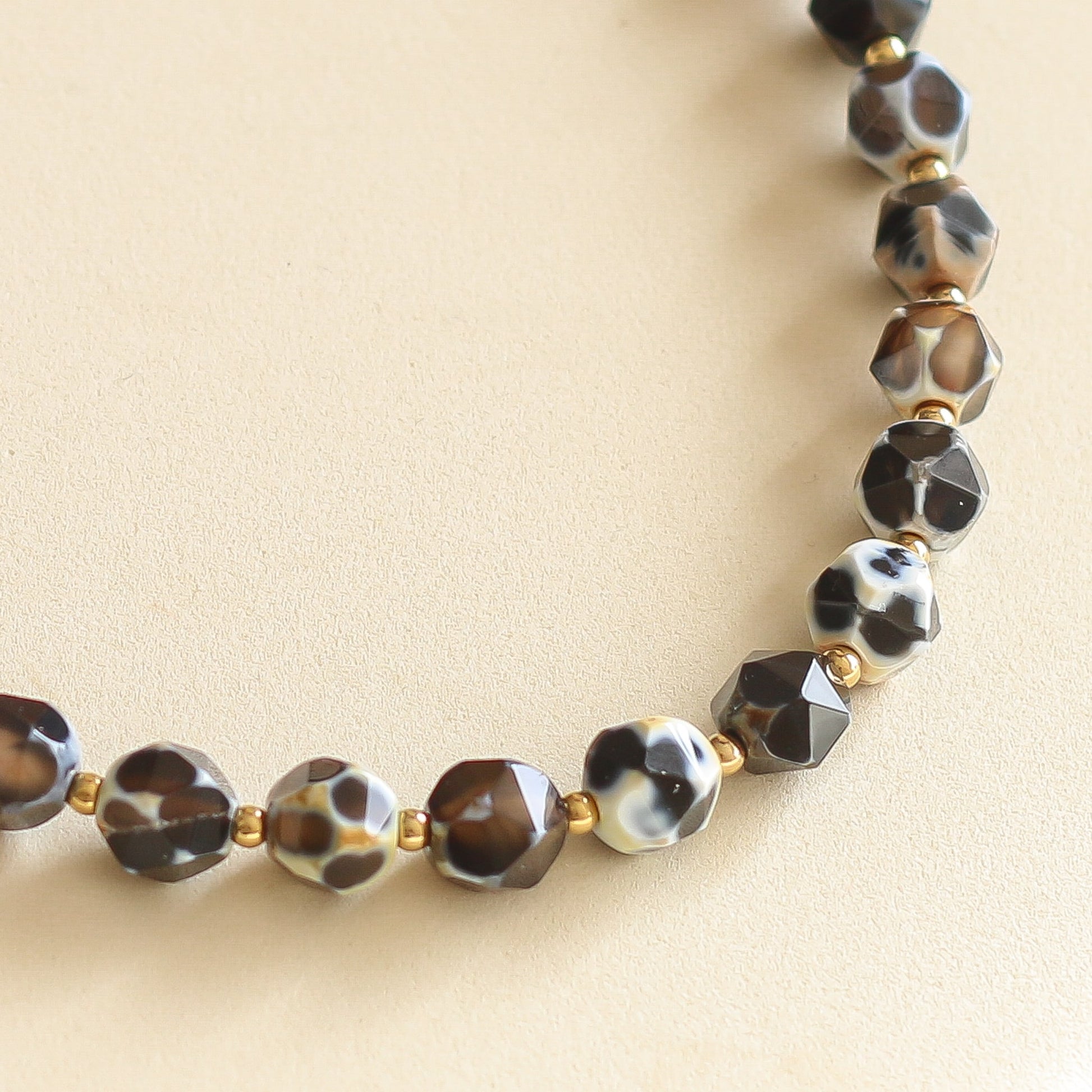 collier fait main en pierre d'Agate noire et feu et perles dorées