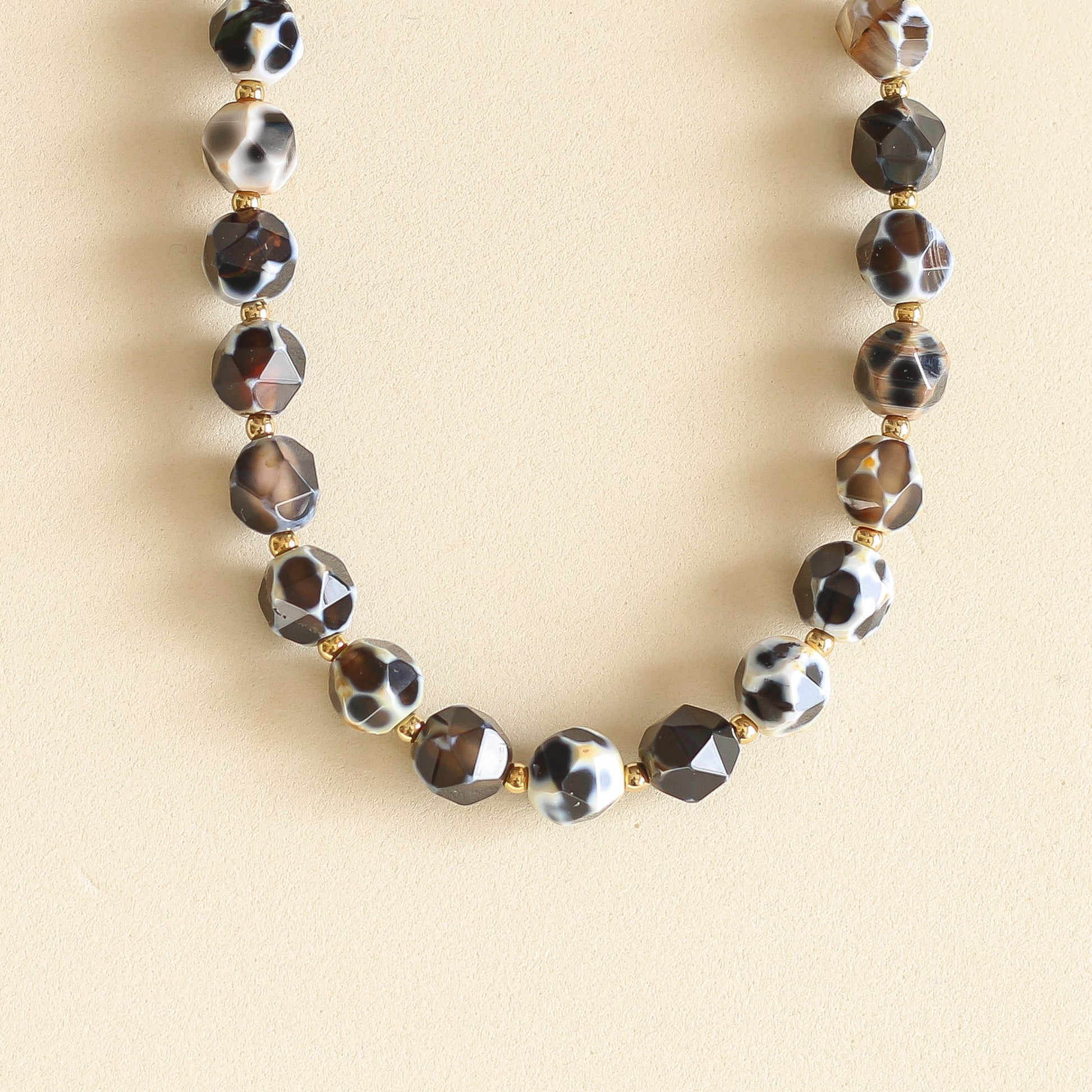 le collier pour elle, en perle d'Agate noire et feu