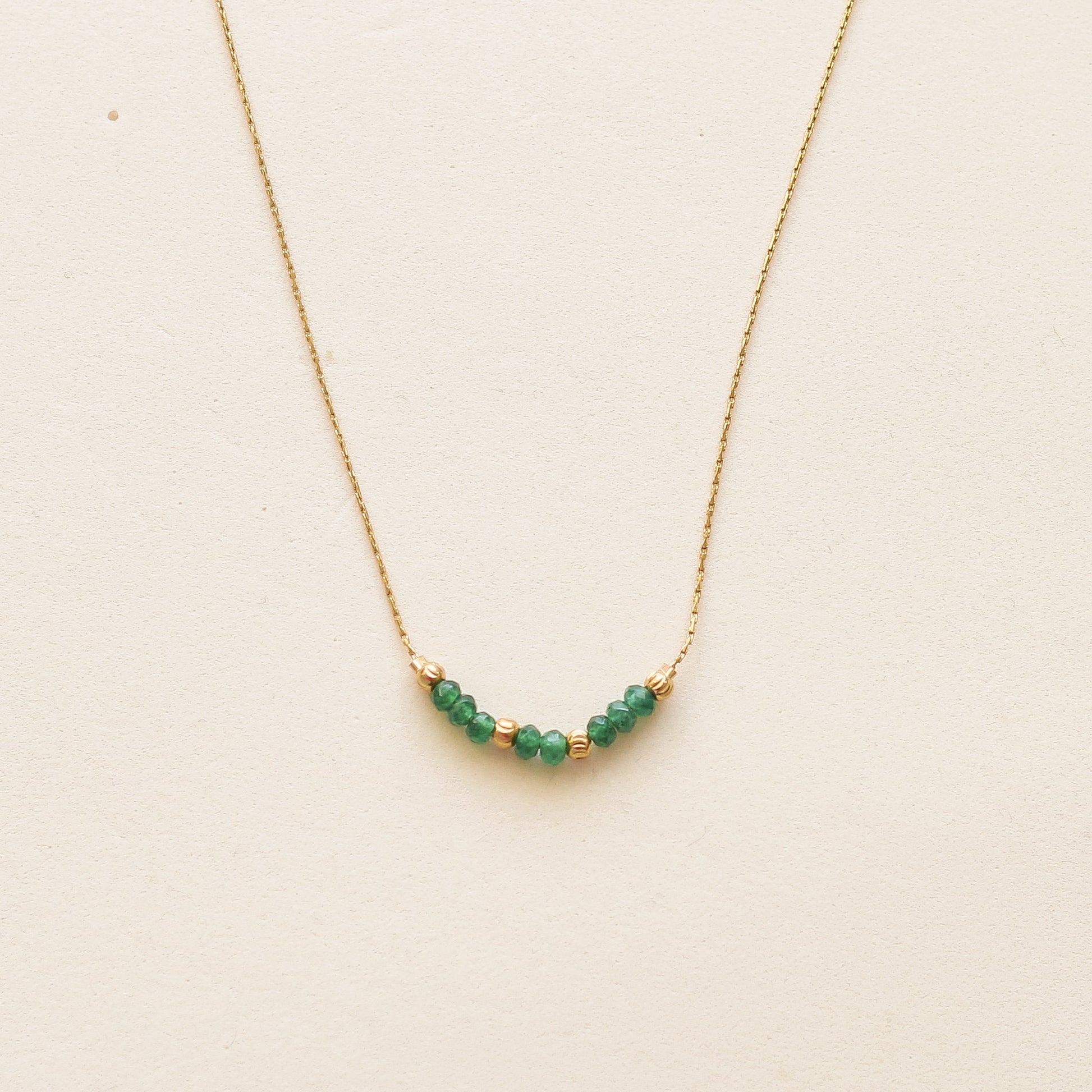 collier à chaine fine avec des perles d'Agate verte minimalistes
