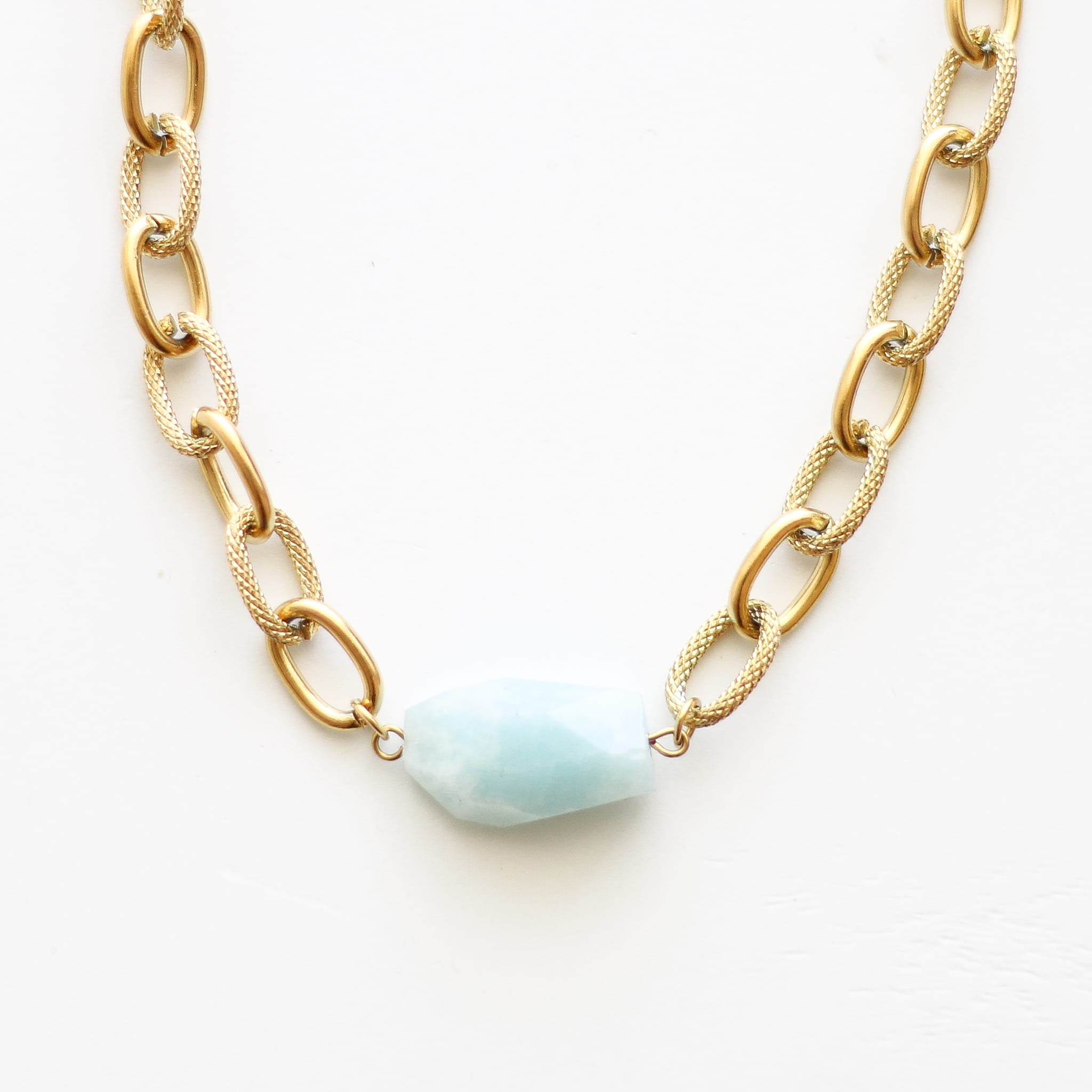 Collier en aigue-marine sur chaîne acier inoxydable.