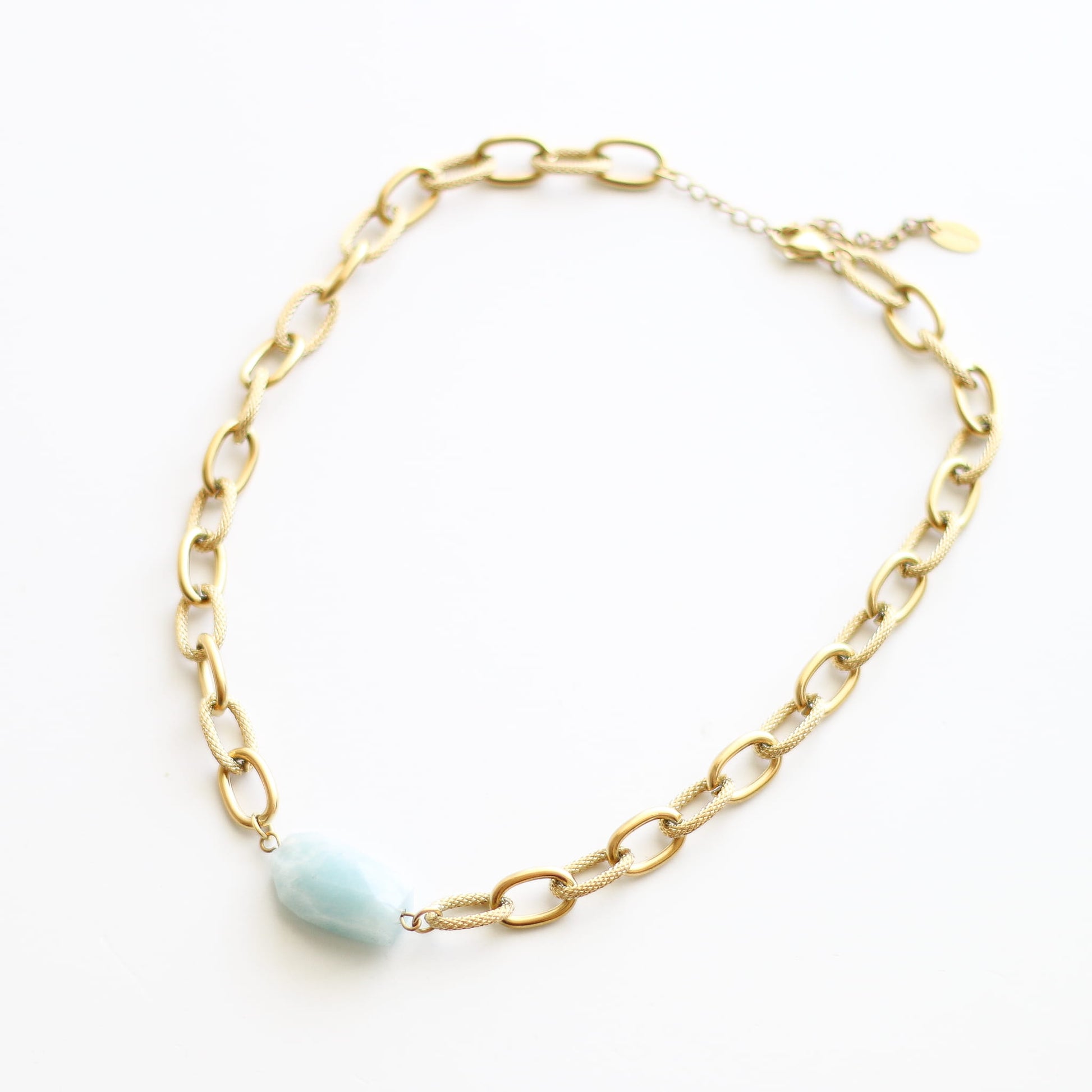 Collier en aigue-marine sur chaîne acier inoxydable.