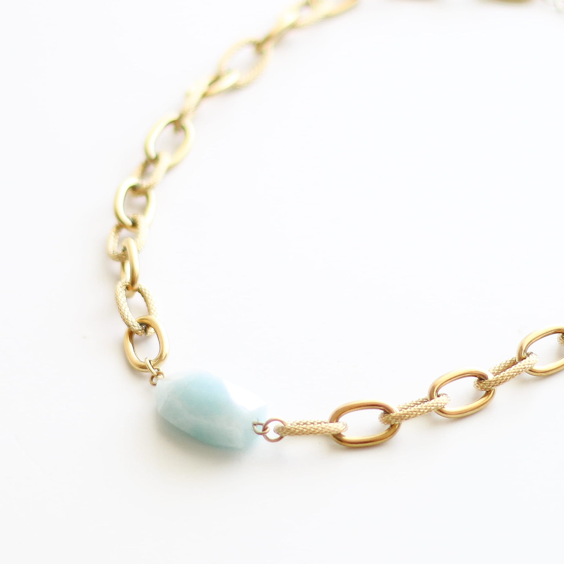Collier en aigue-marine sur chaîne acier inoxydable.