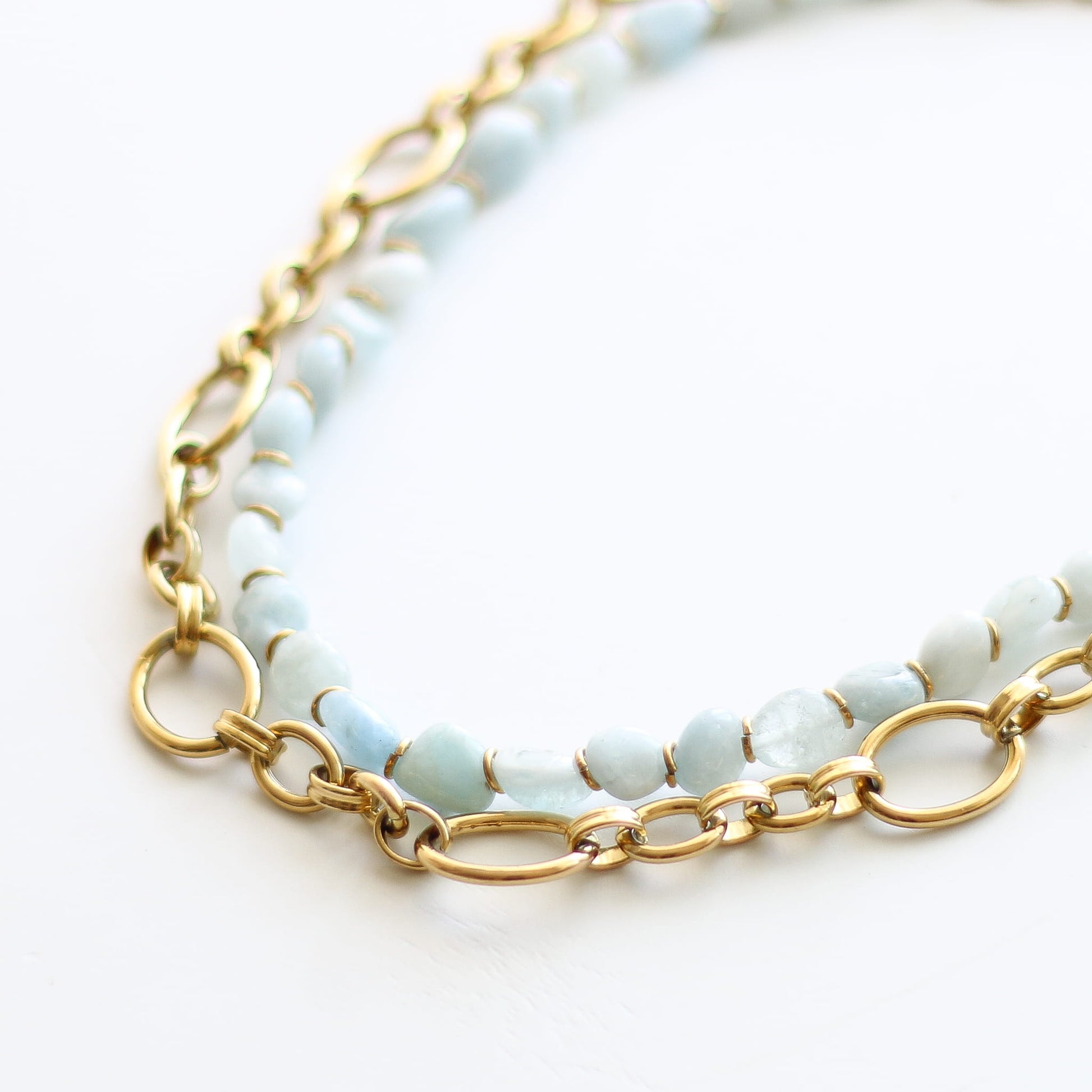 Collier en aigue-marine, pierre naturelle fine.