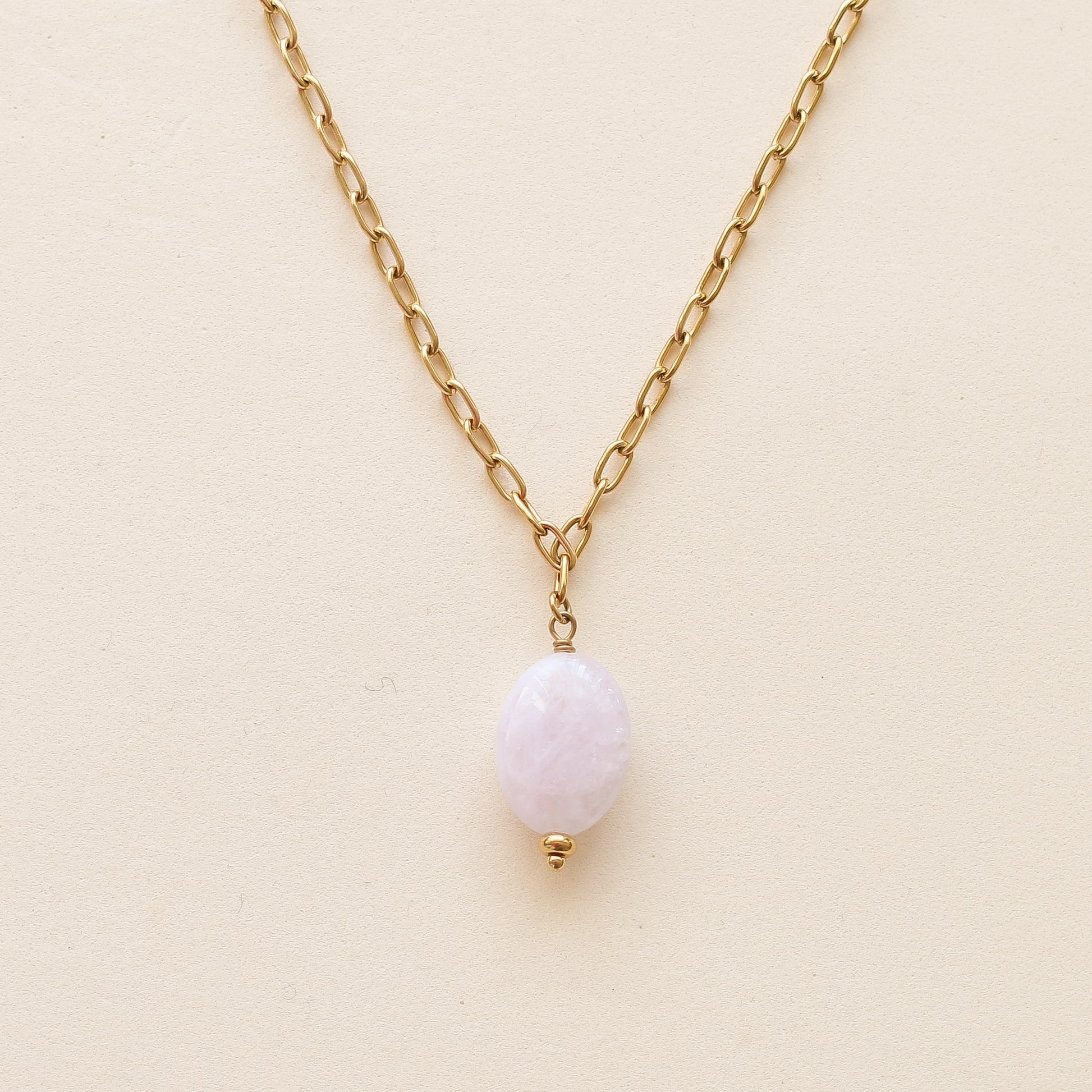 collier avec une Améthyste lavande sur une chaine épaisse