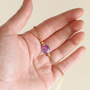 collier en chaine épaisse avec une pierre fine naturelle d'Améthyste aux vertus apaisante