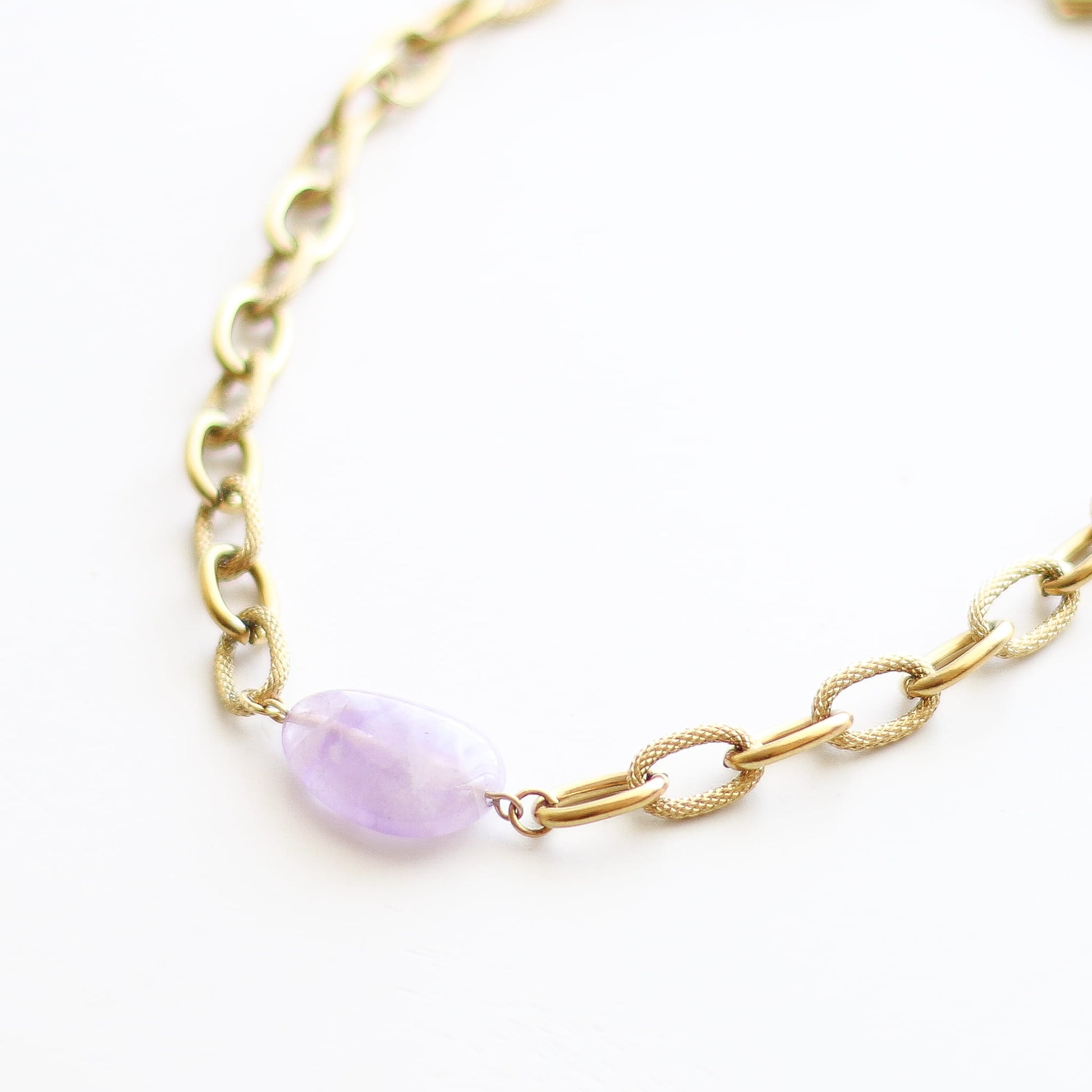 Collier en améthyste lavande sur chaîne acier inoxydable.