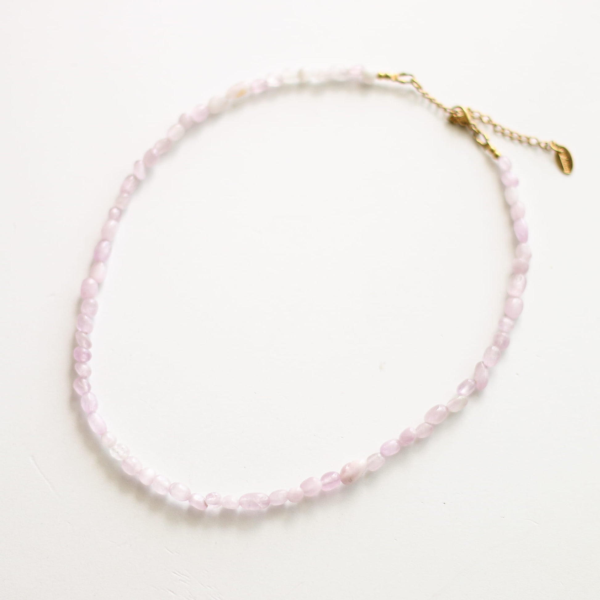 Collier en améthyste lavande, assemblé à la main.