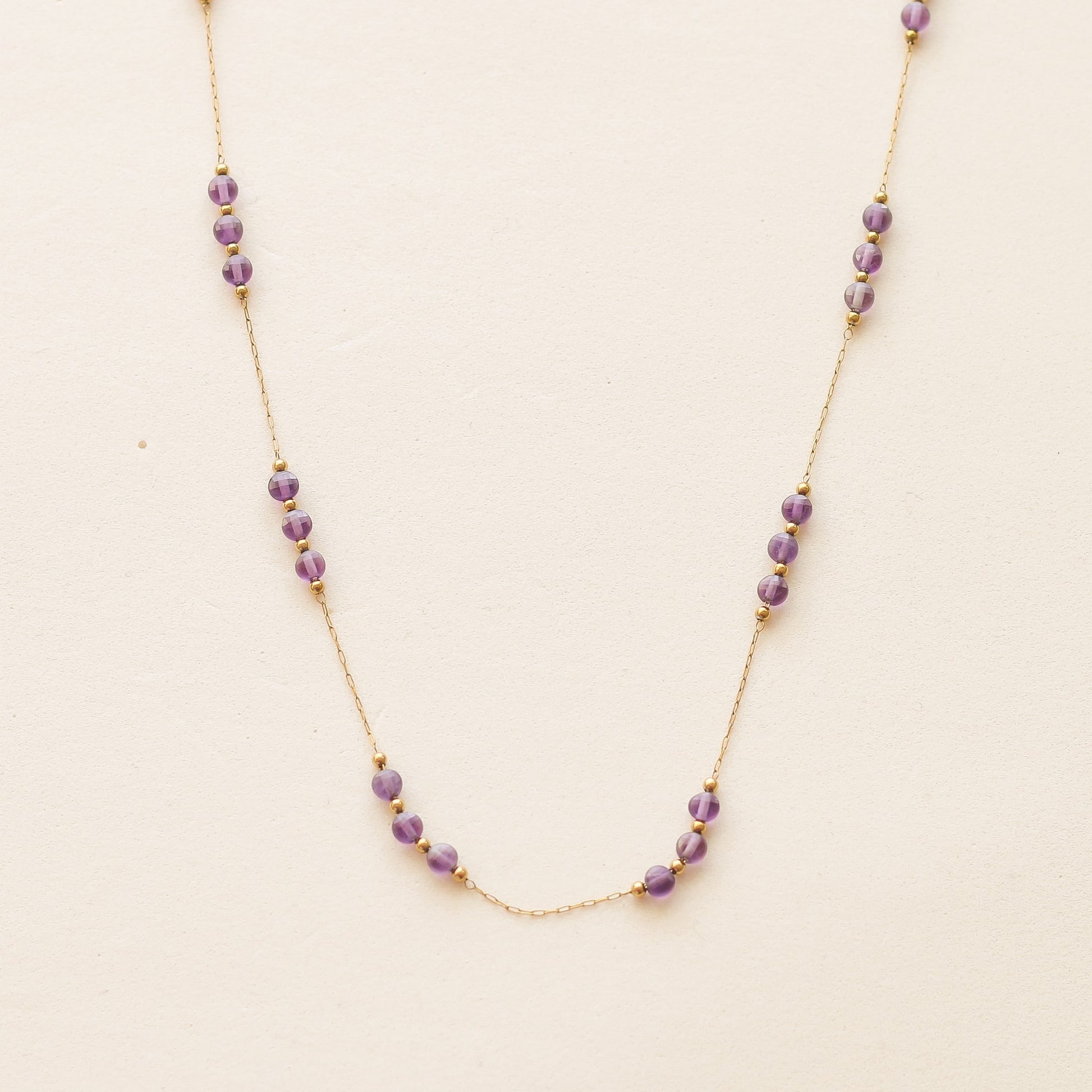 collier sautoir en acier inoxydable et perles d'Améthystes délicate 