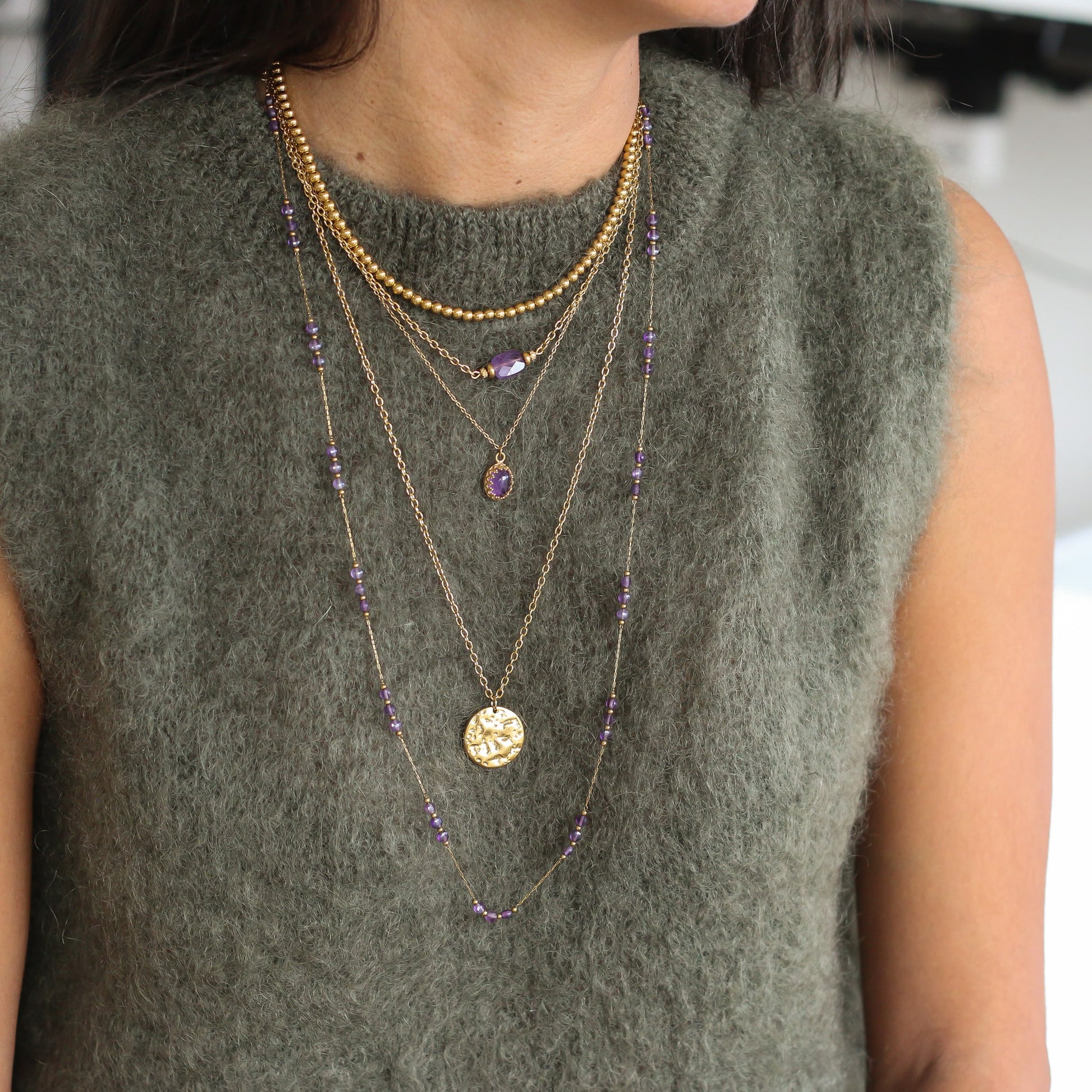 le cadeau parfait, un sautoir en acier inoxydable et perles d'Améthyste naturelle