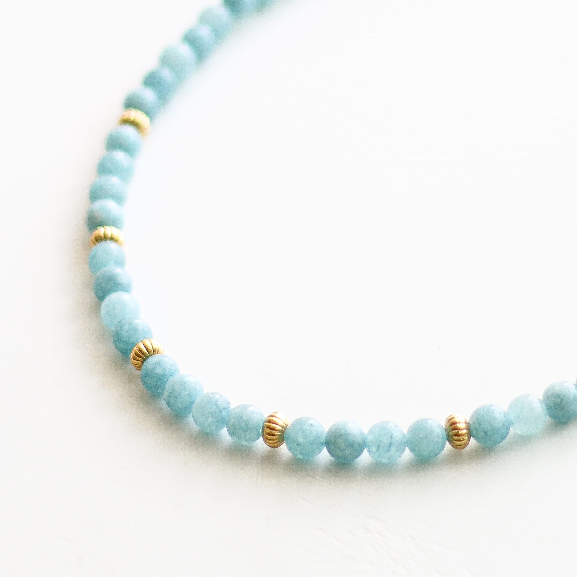 Collier en aragonite bleue, création faite main.