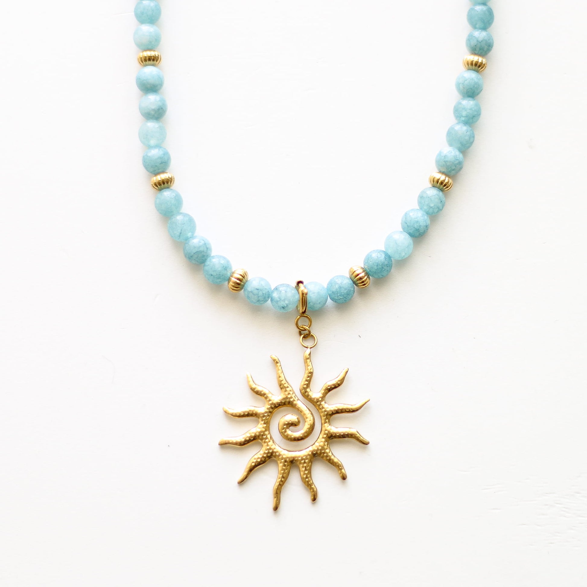 Collier en aragonite bleue, création faite main.