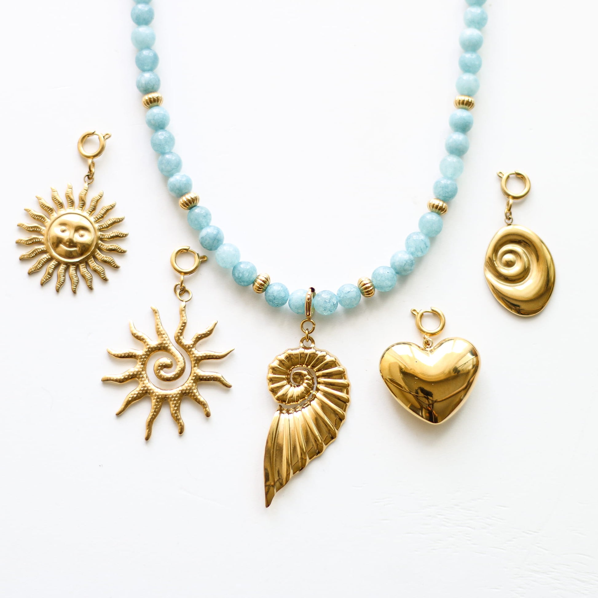 Collier en aragonite bleue, assemblé à la main.