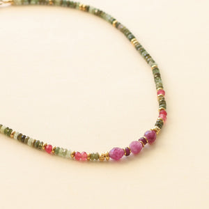 collier en Aragonite framboise et Grenat vert, le cadeau parfait pour une maman