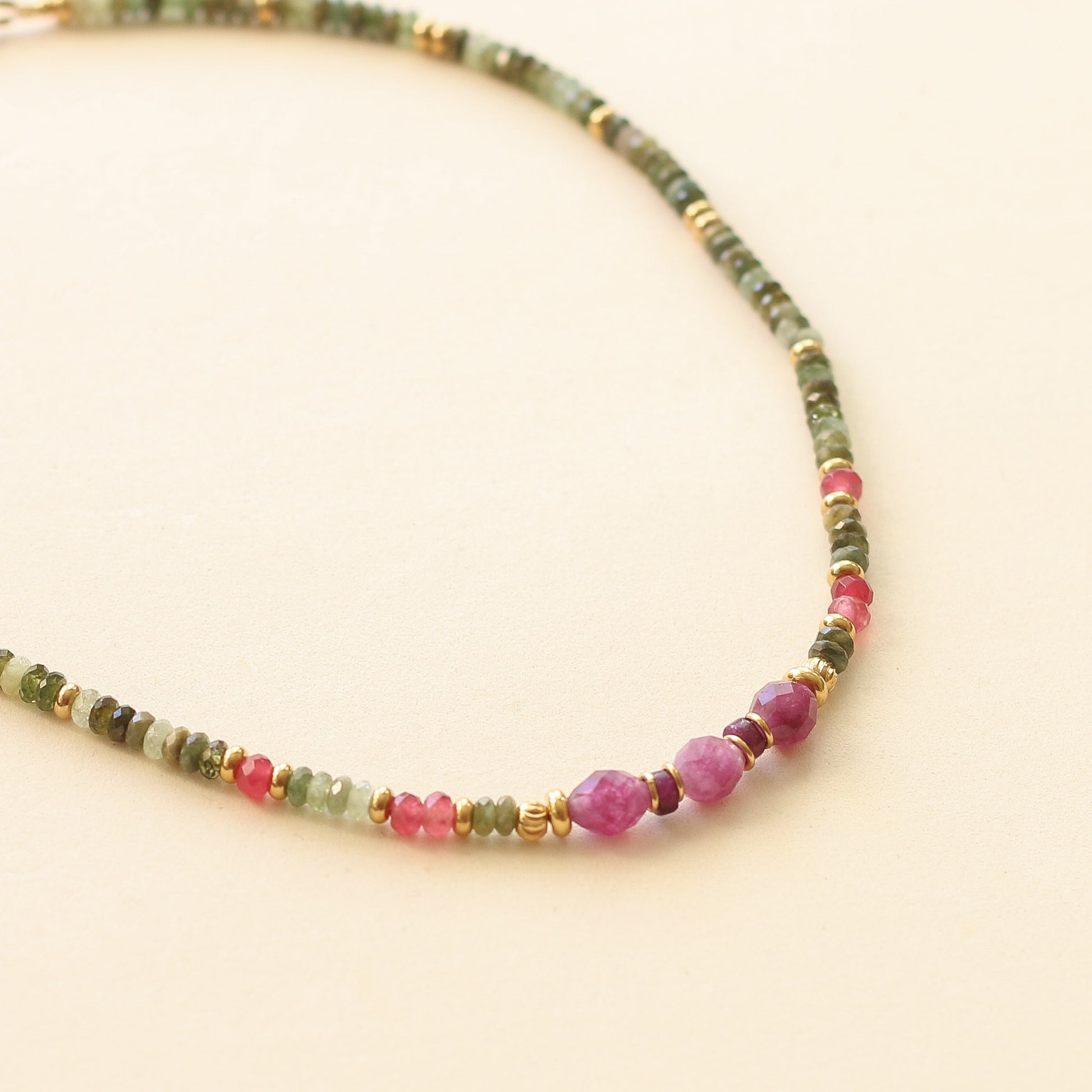 collier en Aragonite framboise et Grenat vert, le cadeau parfait pour une maman