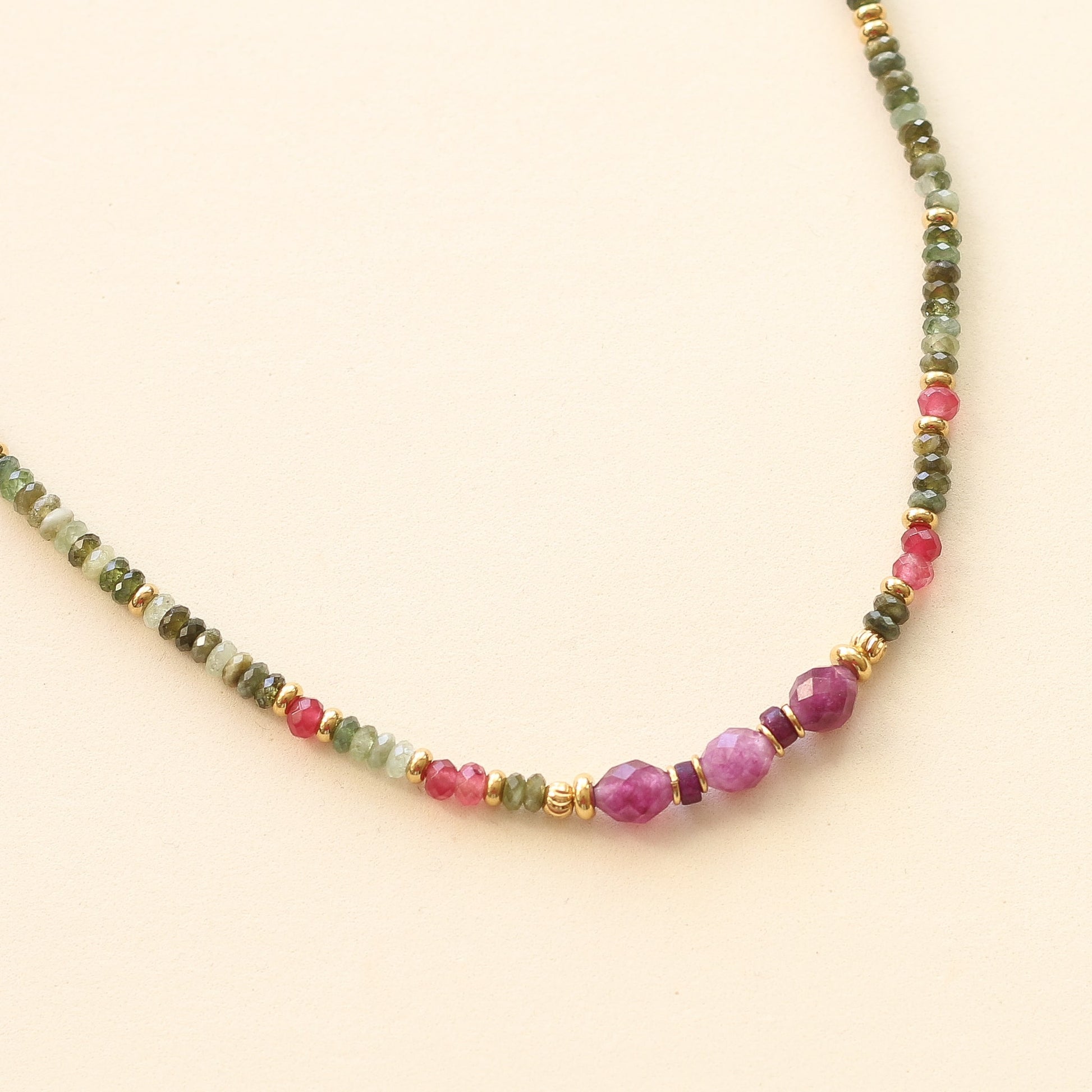 collier en pierres fines roses et vertes pour une tenue de printemps trendy 