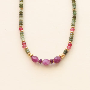 collier original en Aragonite framboise et en Grenat vert pour un look coloré